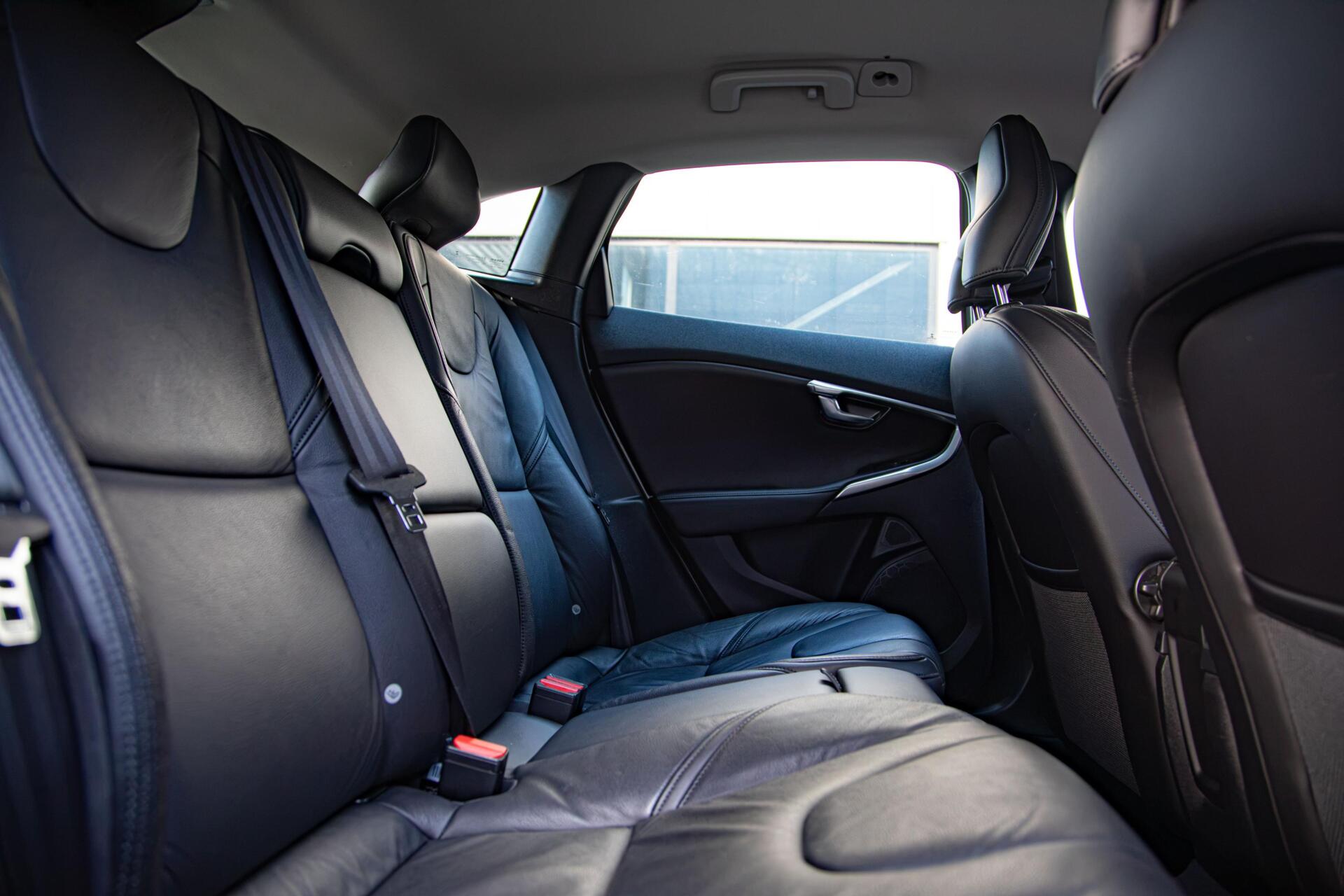 Volvo V40 1.5 T3 Summum 1e Eig|Ori .NL|Leder|Camera|Navi|Trekhaak