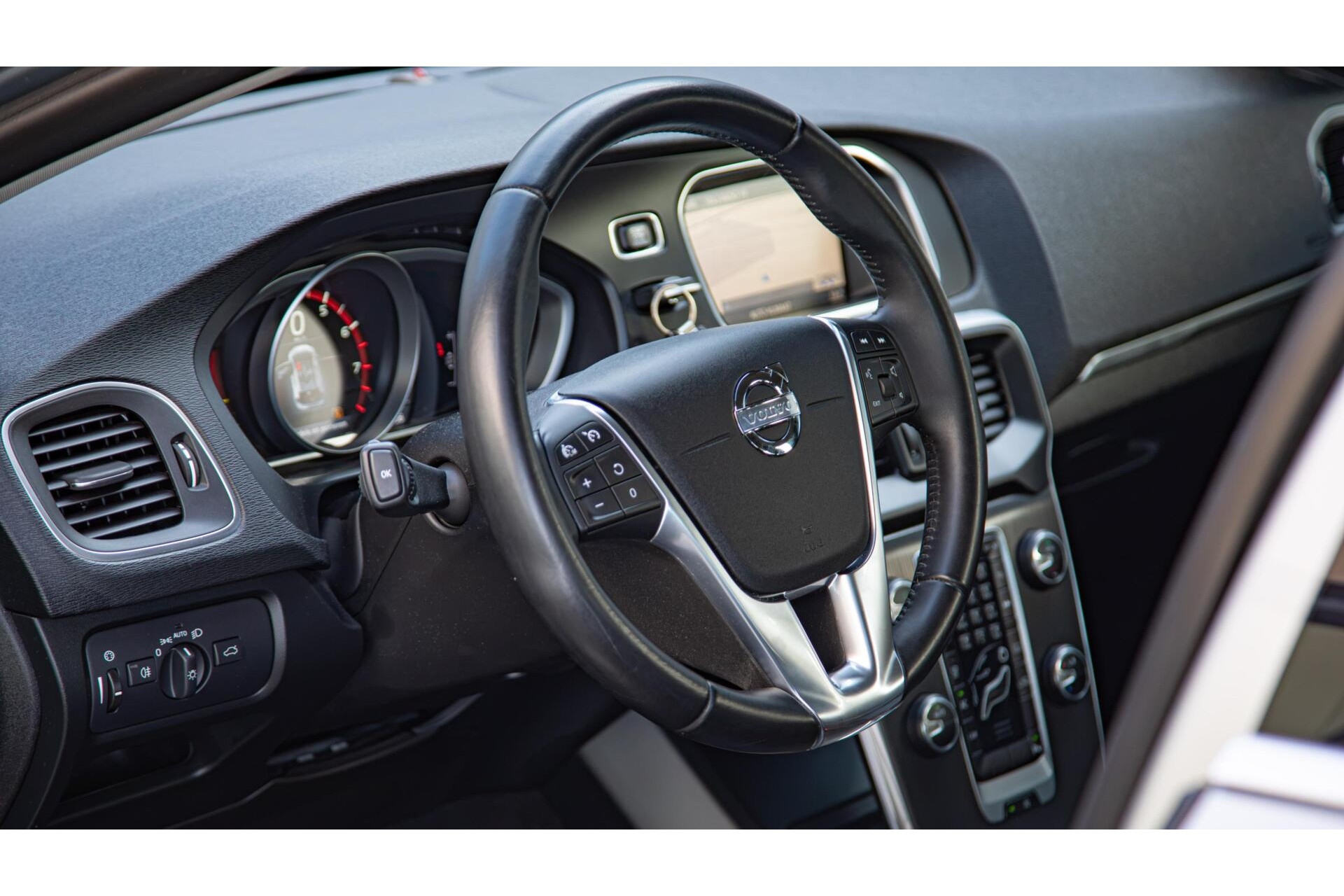 Volvo V40 1.5 T3 Summum 1e Eig|Ori .NL|Leder|Camera|Navi|Trekhaak