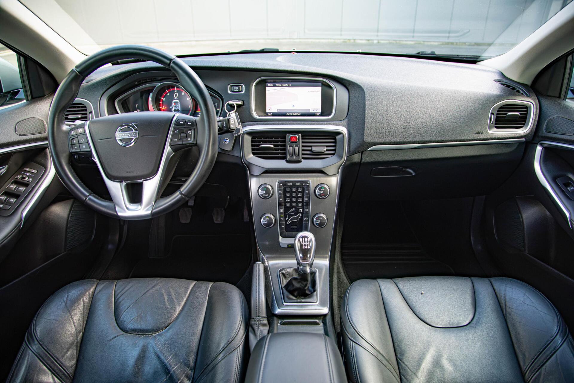 Volvo V40 1.5 T3 Summum 1e Eig|Ori .NL|Leder|Camera|Navi|Trekhaak