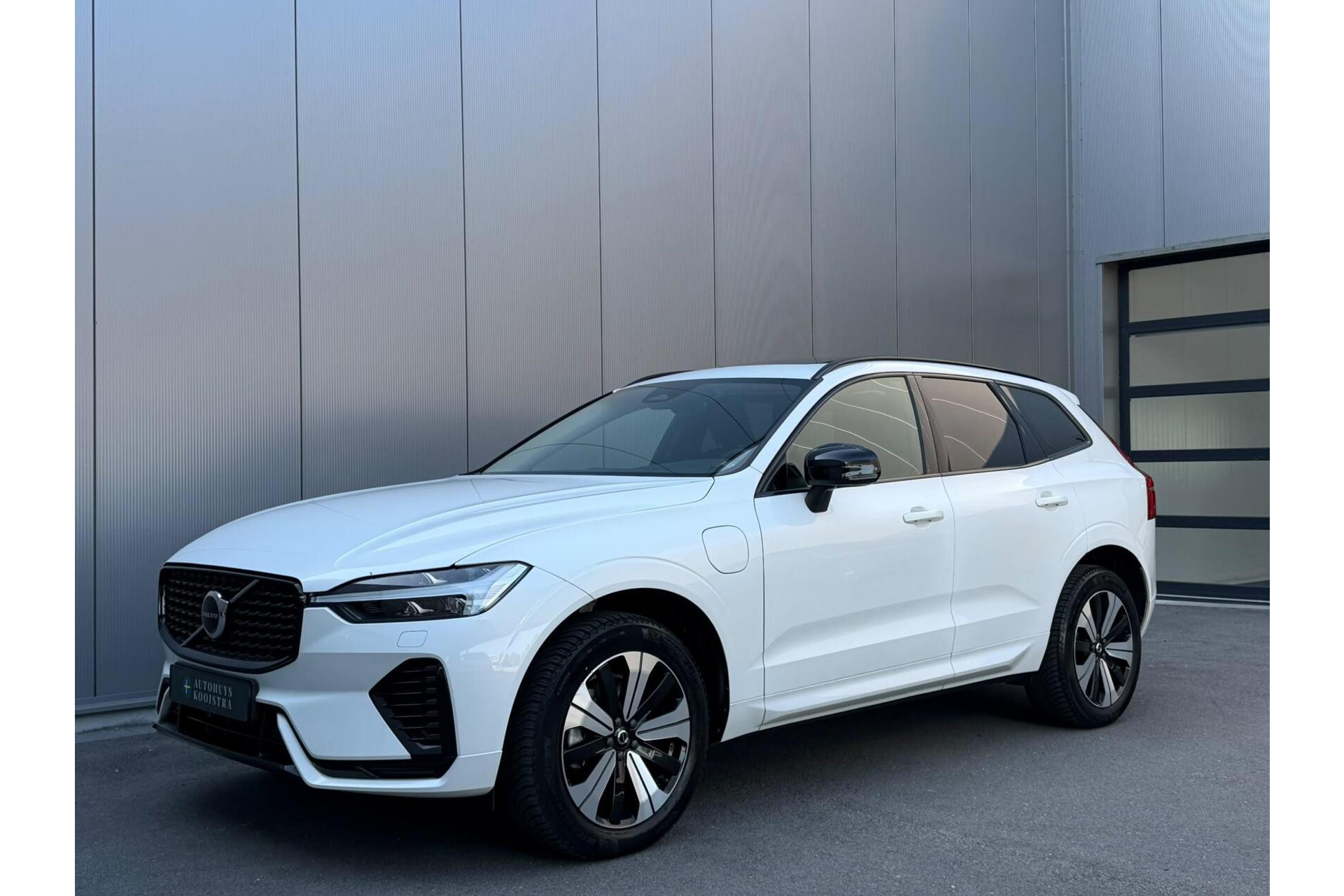Volvo XC60 2.0 T6 Plug-in hybrid AWD Plus Dark Panorama|H/K Audio|Keyless