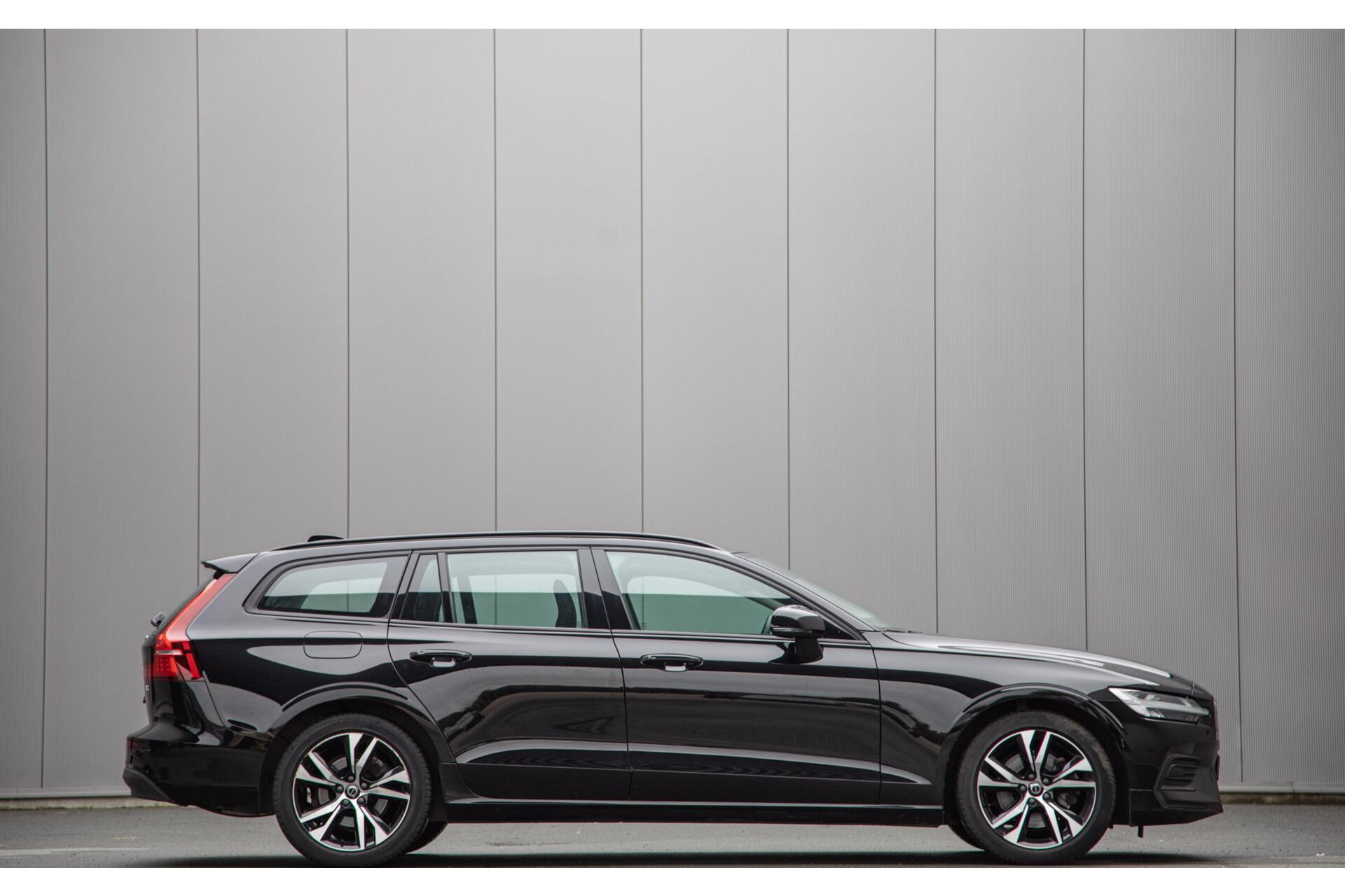 Volvo V60 - 2.0 B4 Core MY2026|Leder|Stoelverwarming|Allseason