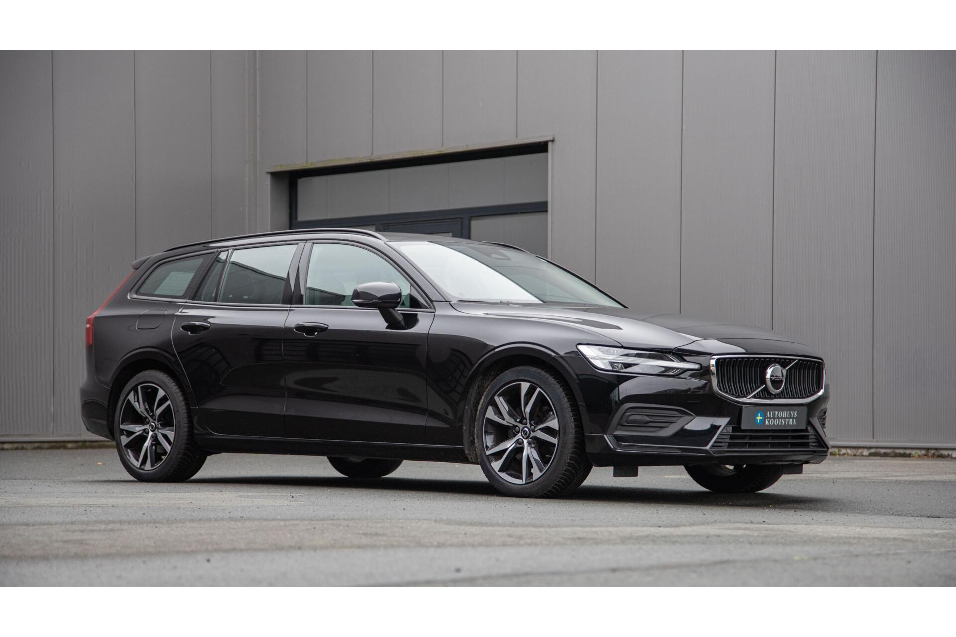 Volvo V60 2.0 B4 Core MY2026|Leder|Stoelverwarming|Allseason