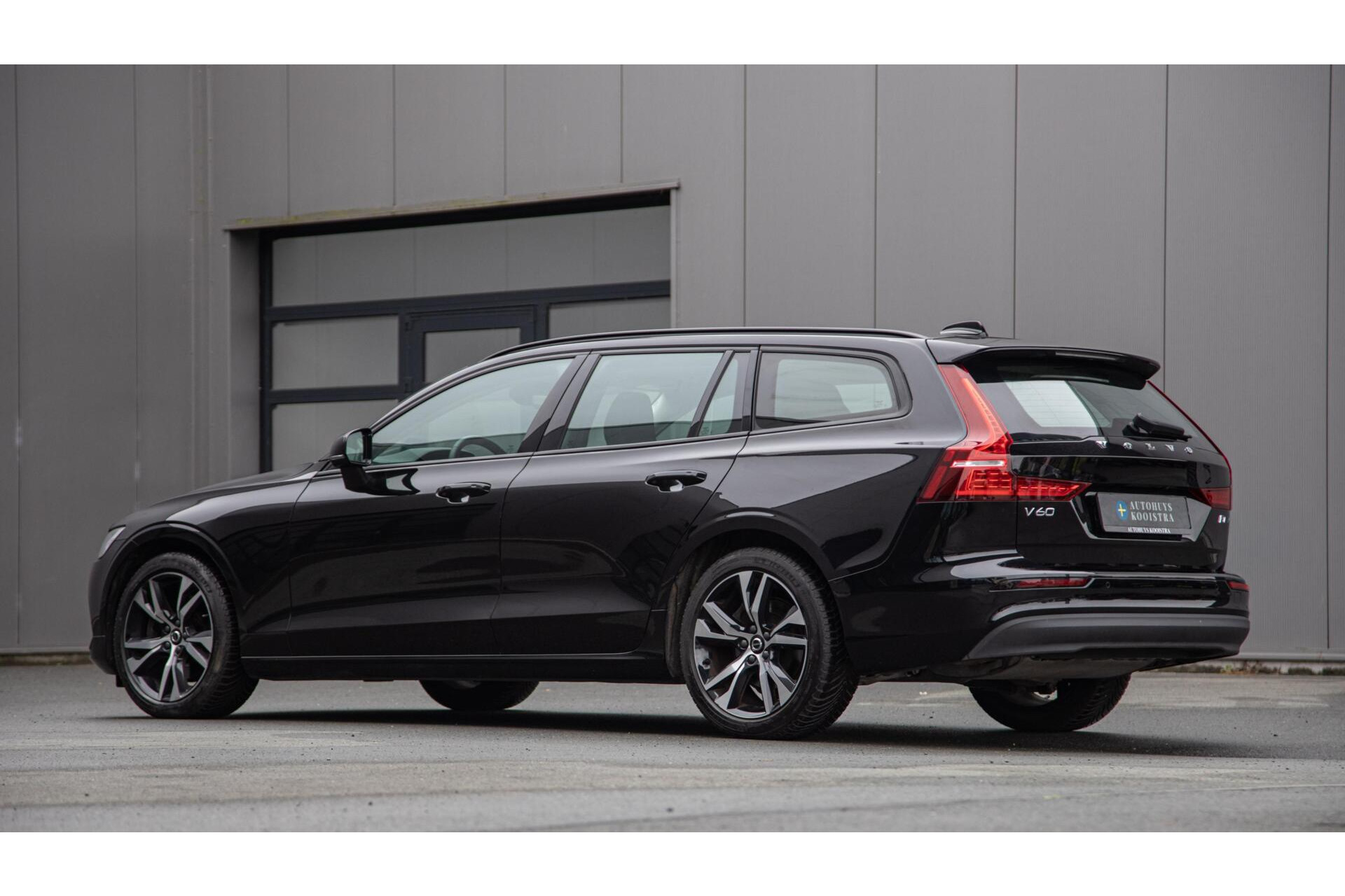 Volvo V60 2.0 B4 Core MY2026|Leder|Stoelverwarming|Allseason