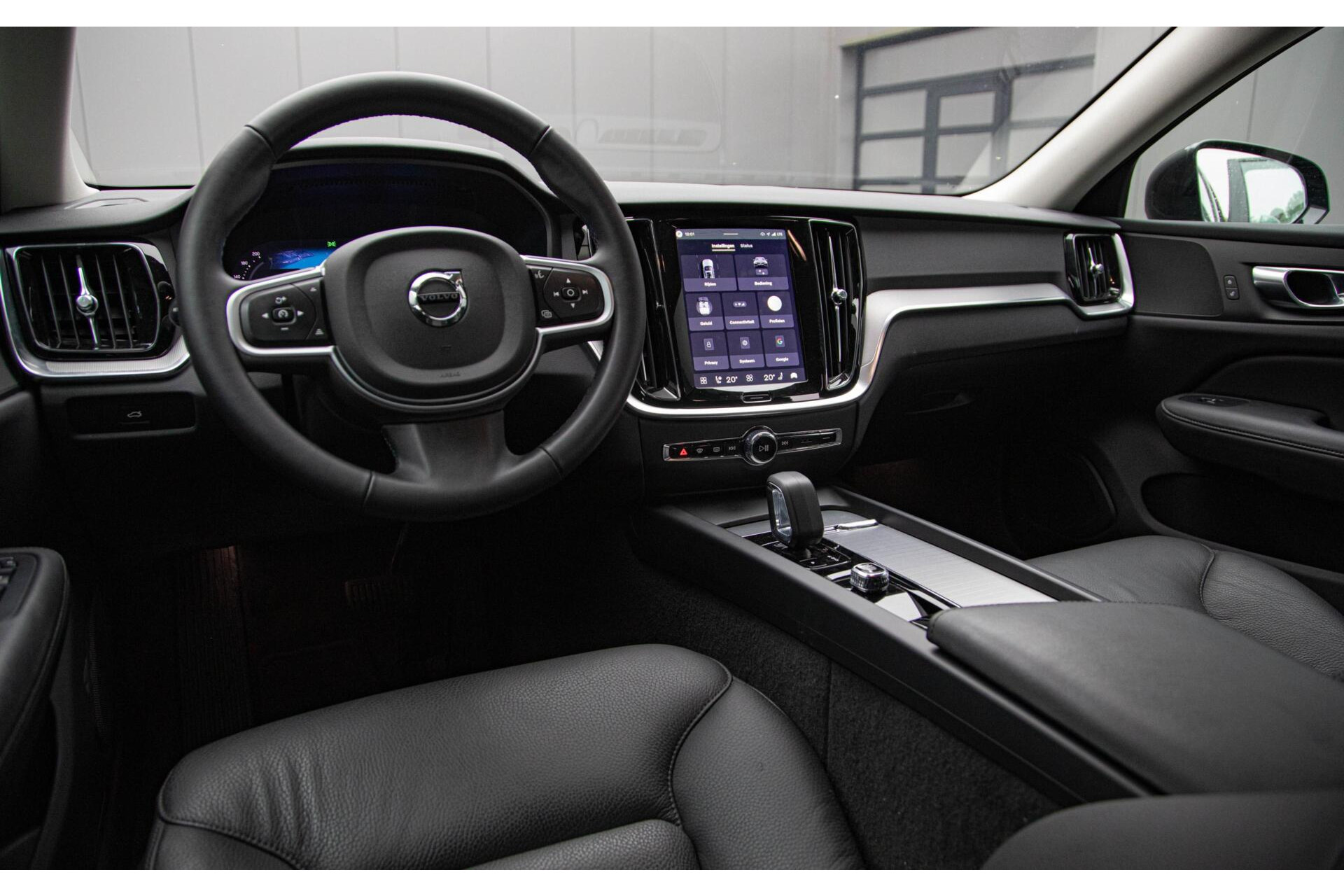 Volvo V60 2.0 B4 Core MY2026|Leder|Stoelverwarming|Allseason