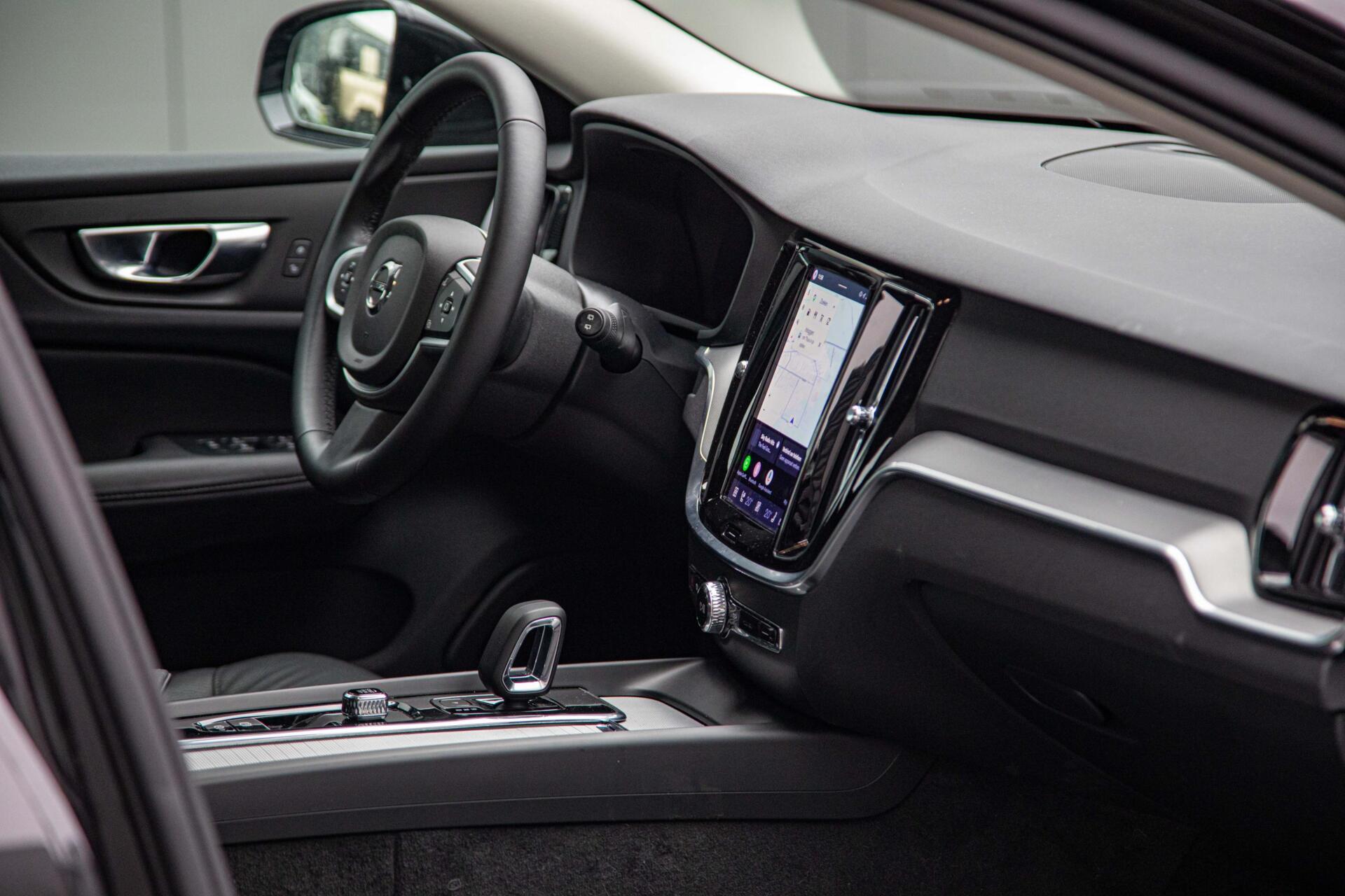 Volvo V60 2.0 B4 Core MY2026|Leder|Stoelverwarming|Allseason