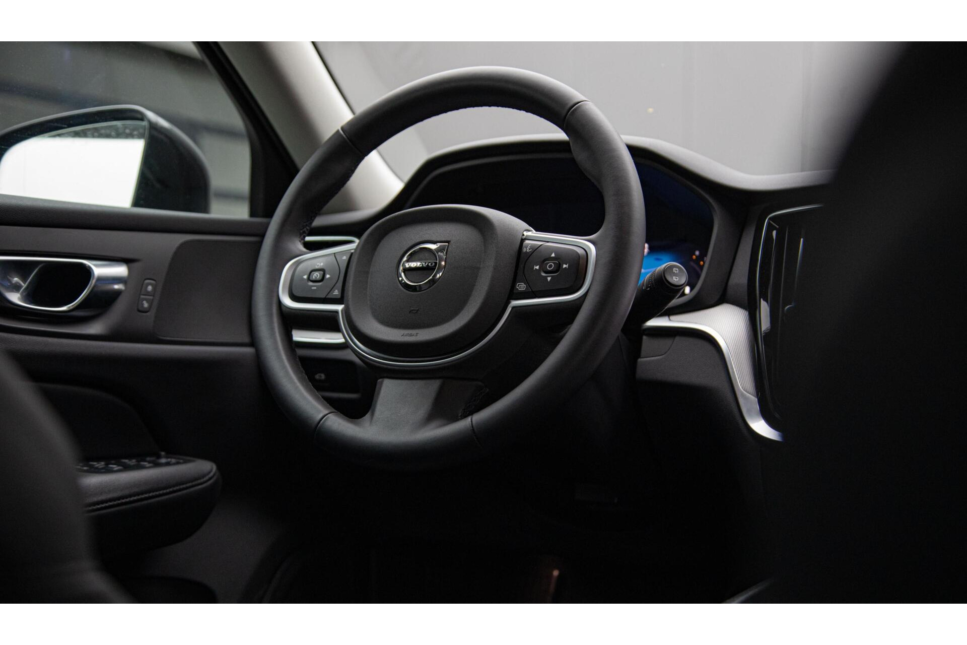 Volvo V60 2.0 B4 Core MY2026|Leder|Stoelverwarming|Allseason