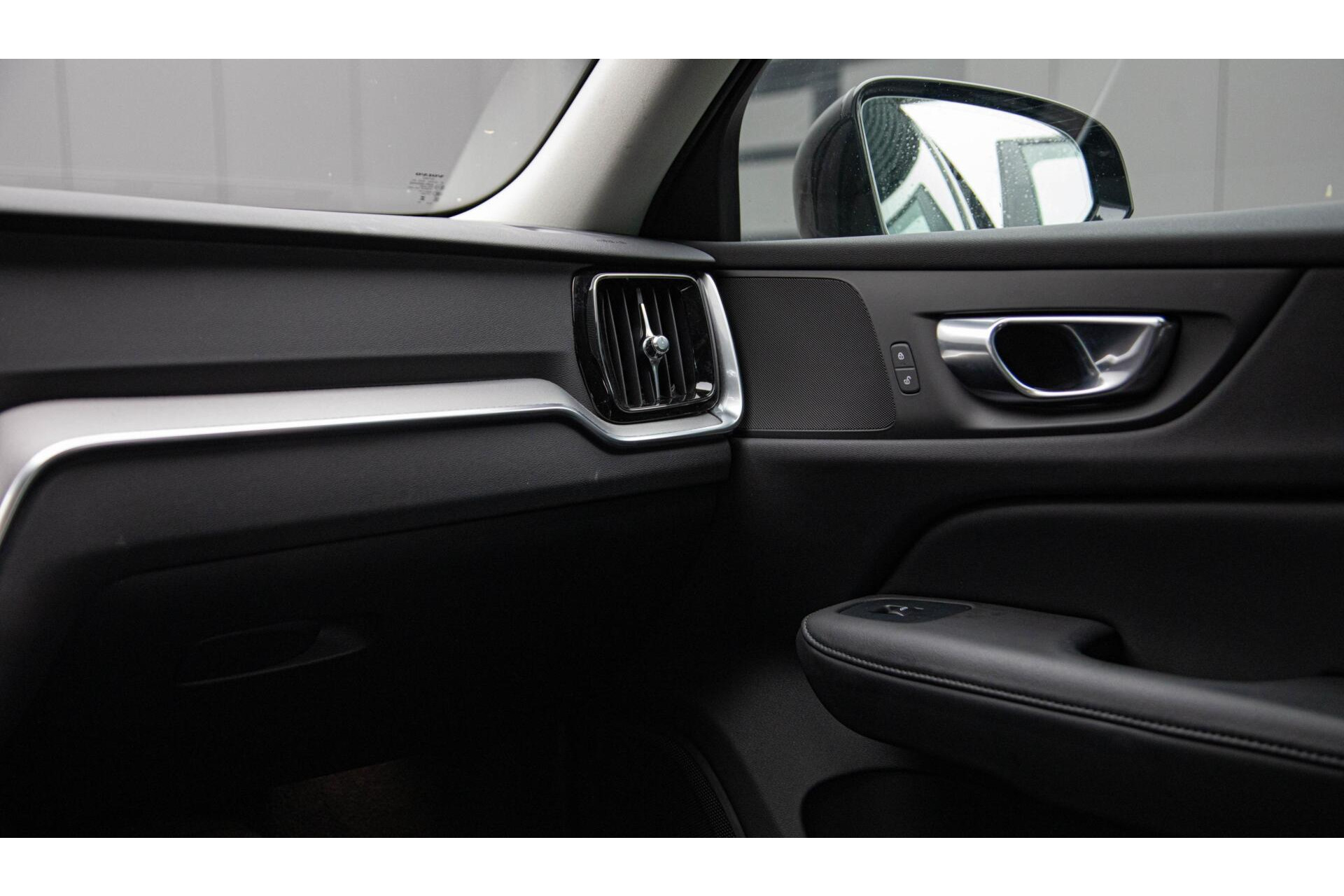 Volvo V60 2.0 B4 Core MY2026|Leder|Stoelverwarming|Allseason