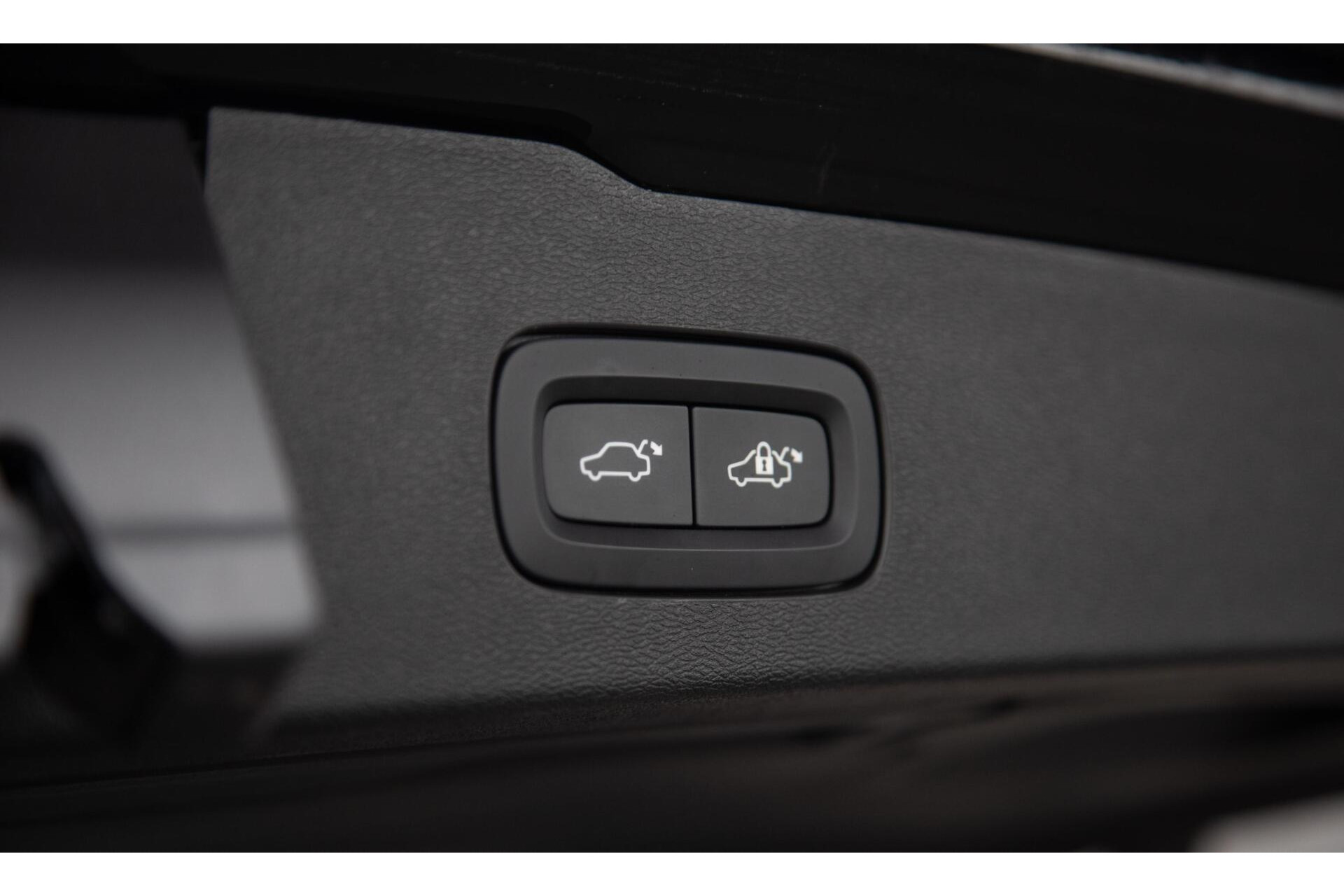 Volvo V60 2.0 B4 Core MY2026|Leder|Stoelverwarming|Allseason