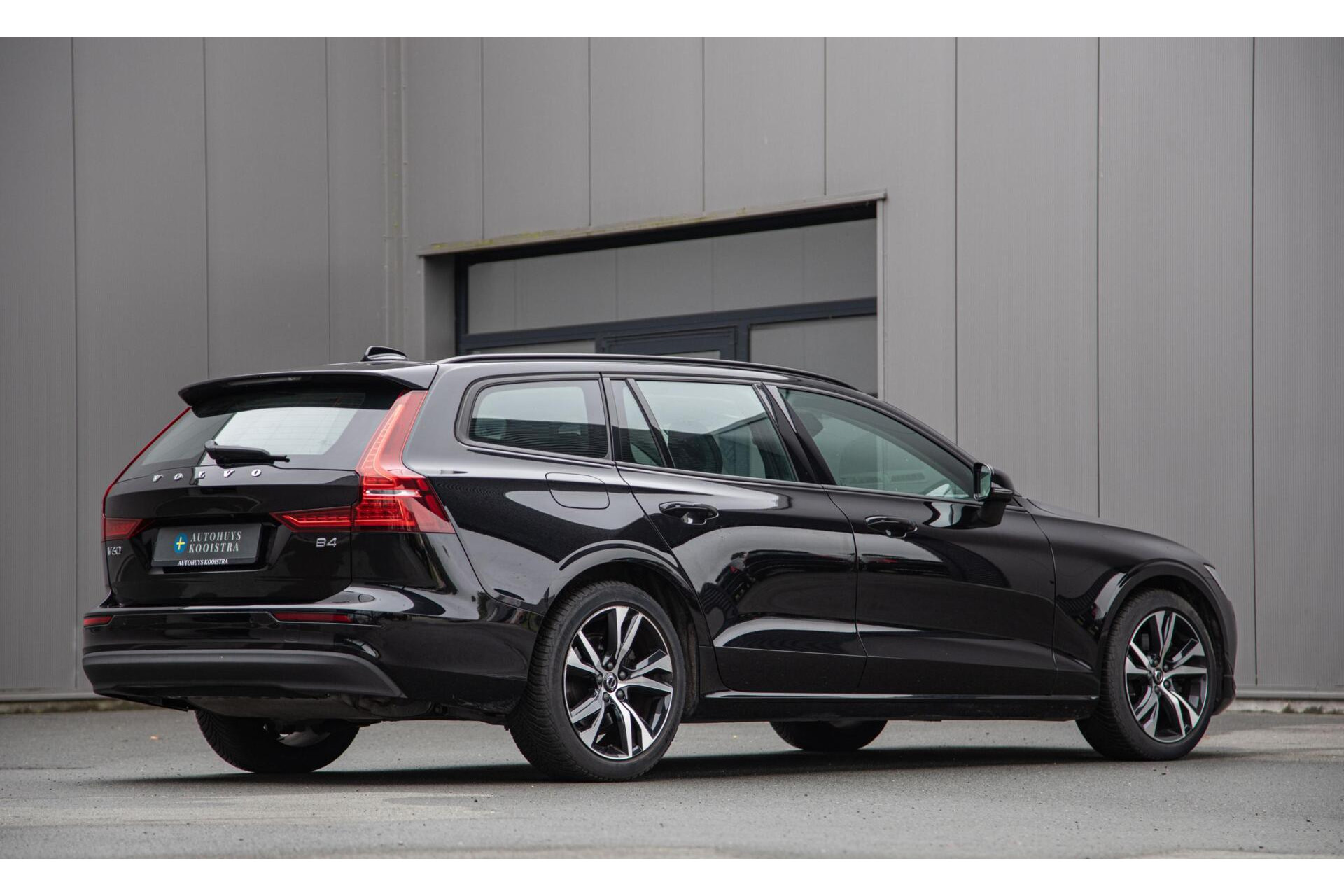 Volvo V60 2.0 B4 Core MY2026|Leder|Stoelverwarming|Allseason