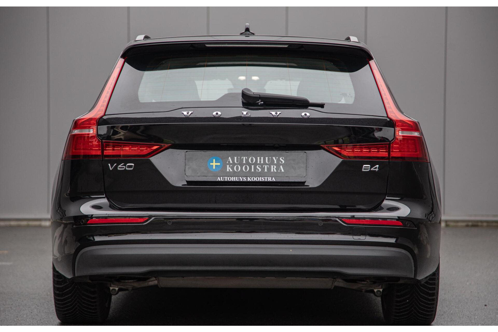 Volvo V60 2.0 B4 Core MY2026|Leder|Stoelverwarming|Allseason