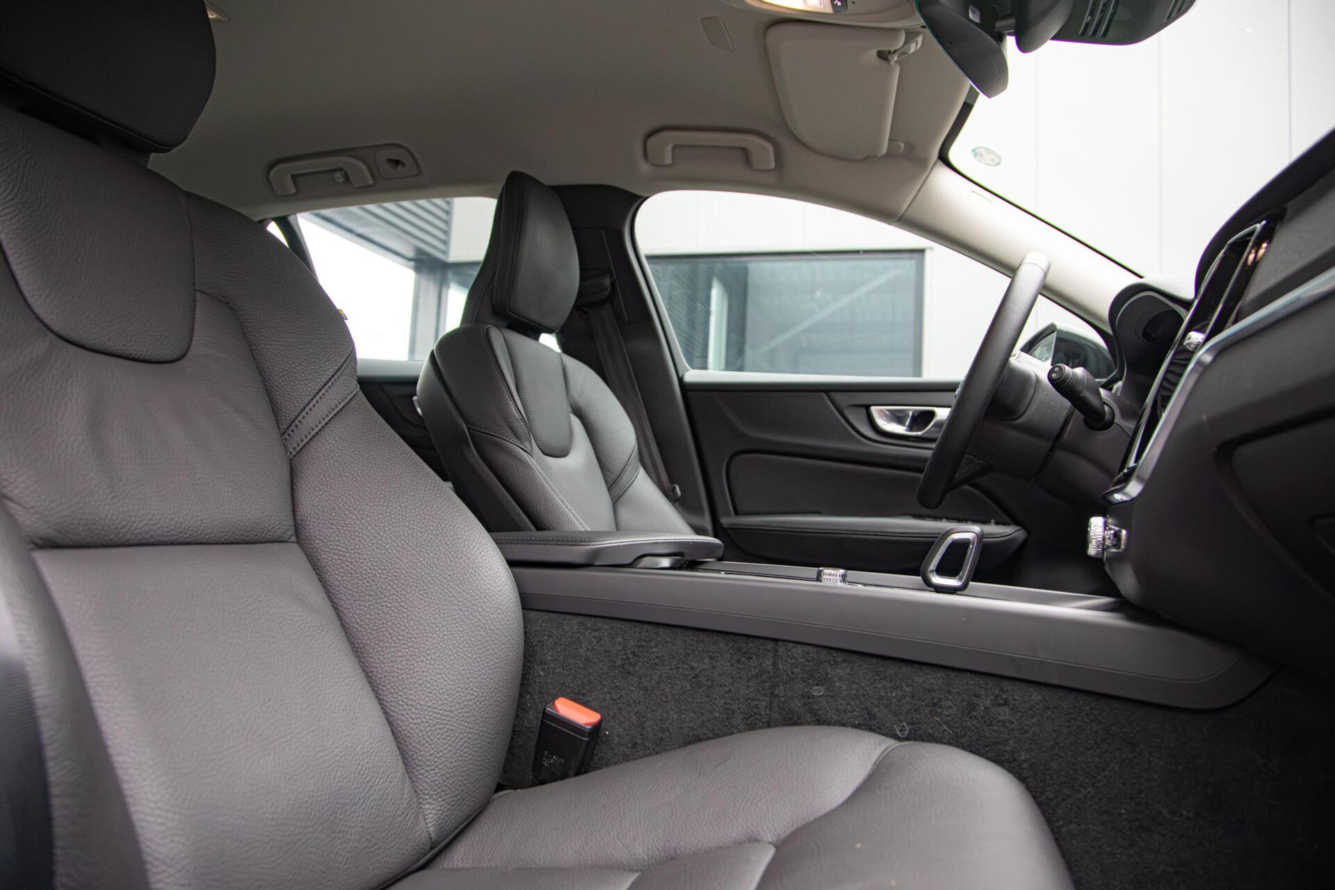 Volvo V60 2.0 B4 Core MY2026|Leder|Stoelverwarming|Allseason