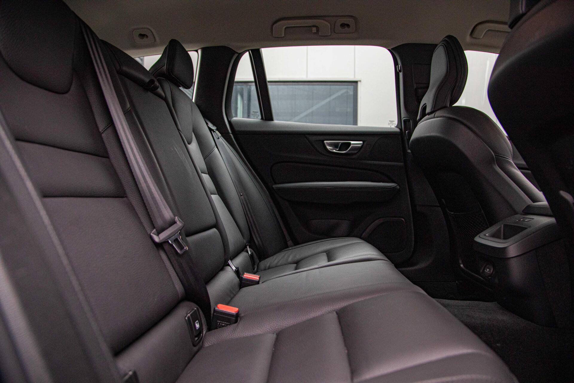 Volvo V60 2.0 B4 Core MY2026|Leder|Stoelverwarming|Allseason
