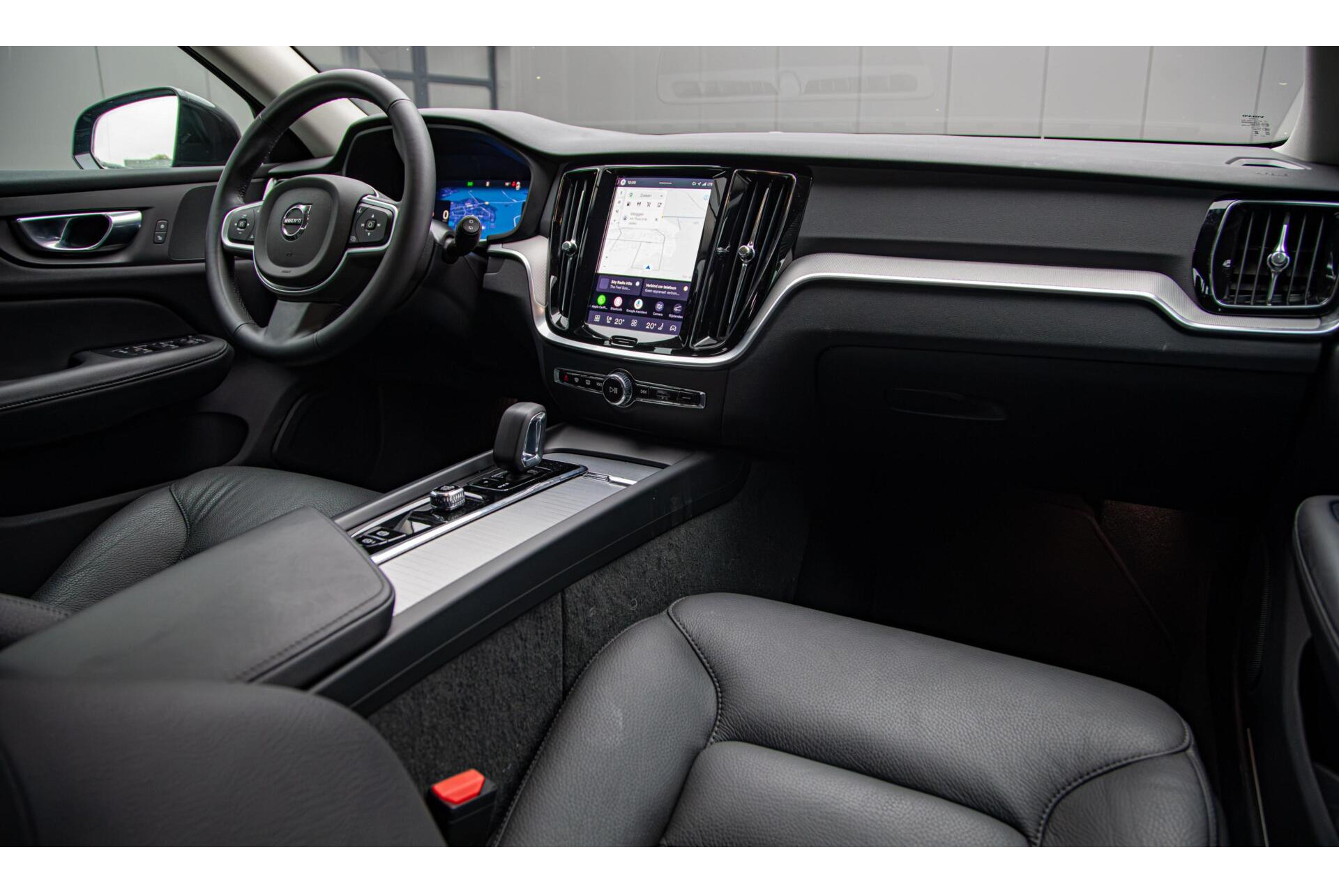 Volvo V60 2.0 B4 Core MY2026|Leder|Stoelverwarming|Allseason