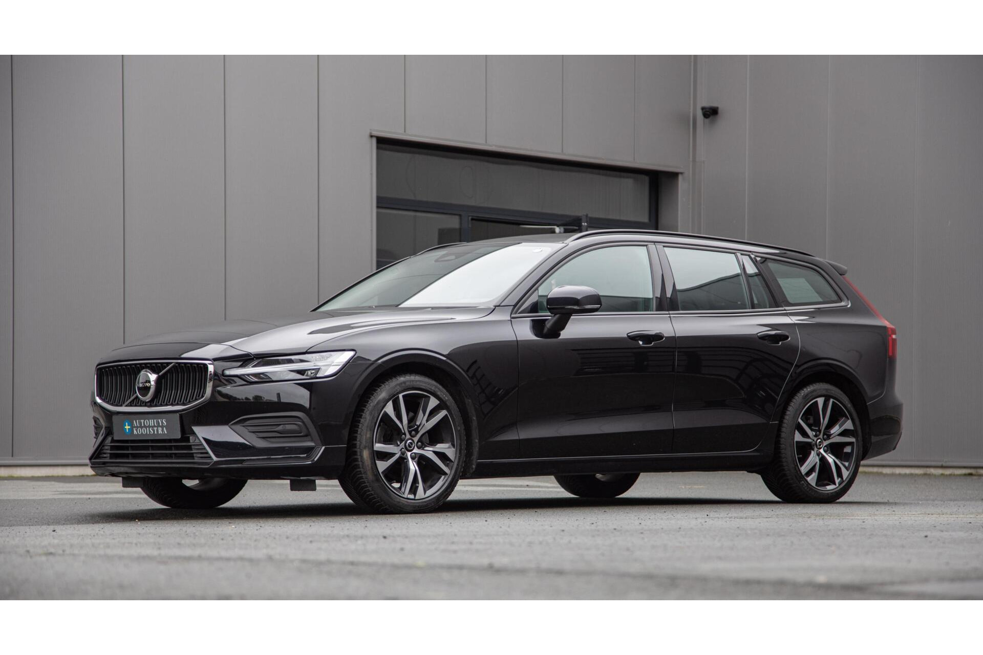 Volvo V60 2.0 B4 Core MY2026|Leder|Stoelverwarming|Allseason
