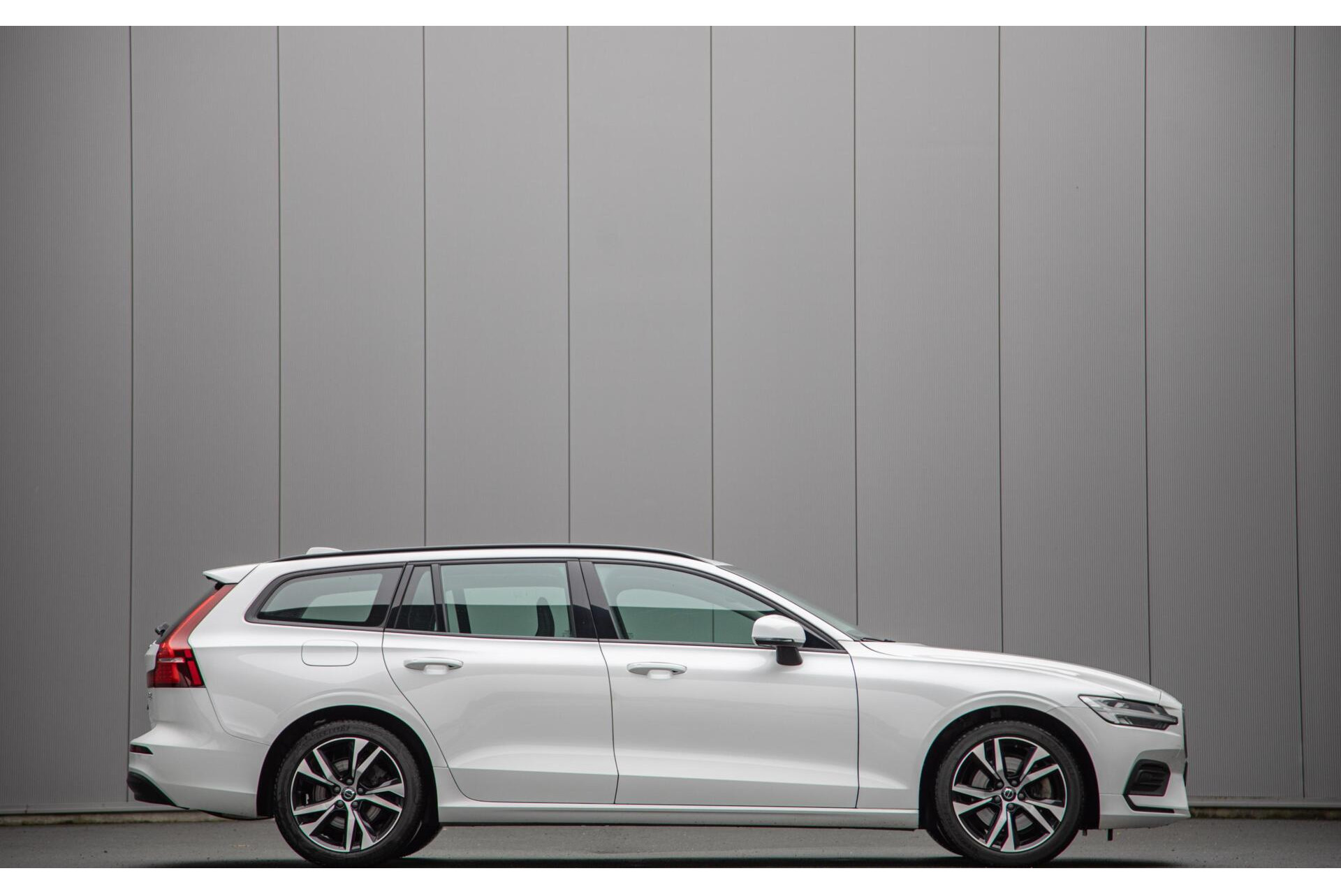 Volvo V60 - 2.0 B4 Core MY2026|Leder|Stoelverwarming|Allseason