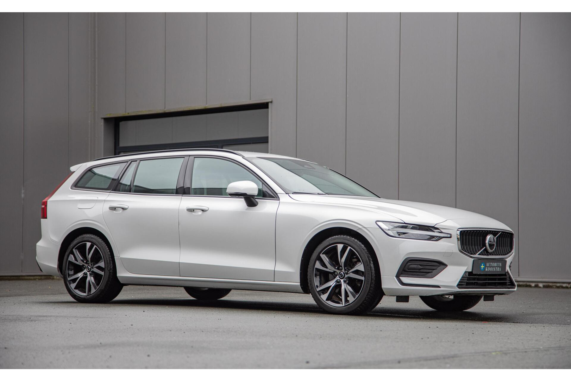 Volvo V60 2.0 B4 Core MY2026|Leder|Stoelverwarming|Allseason