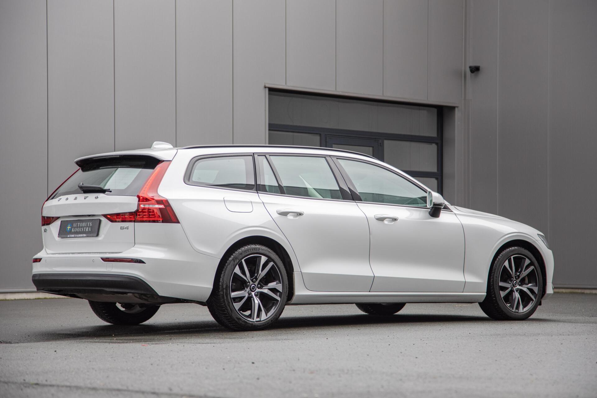 Volvo V60 2.0 B4 Core MY2026|Leder|Stoelverwarming|Allseason