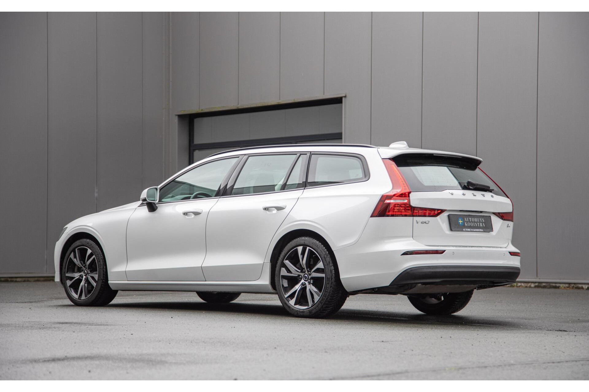 Volvo V60 2.0 B4 Core MY2026|Leder|Stoelverwarming|Allseason