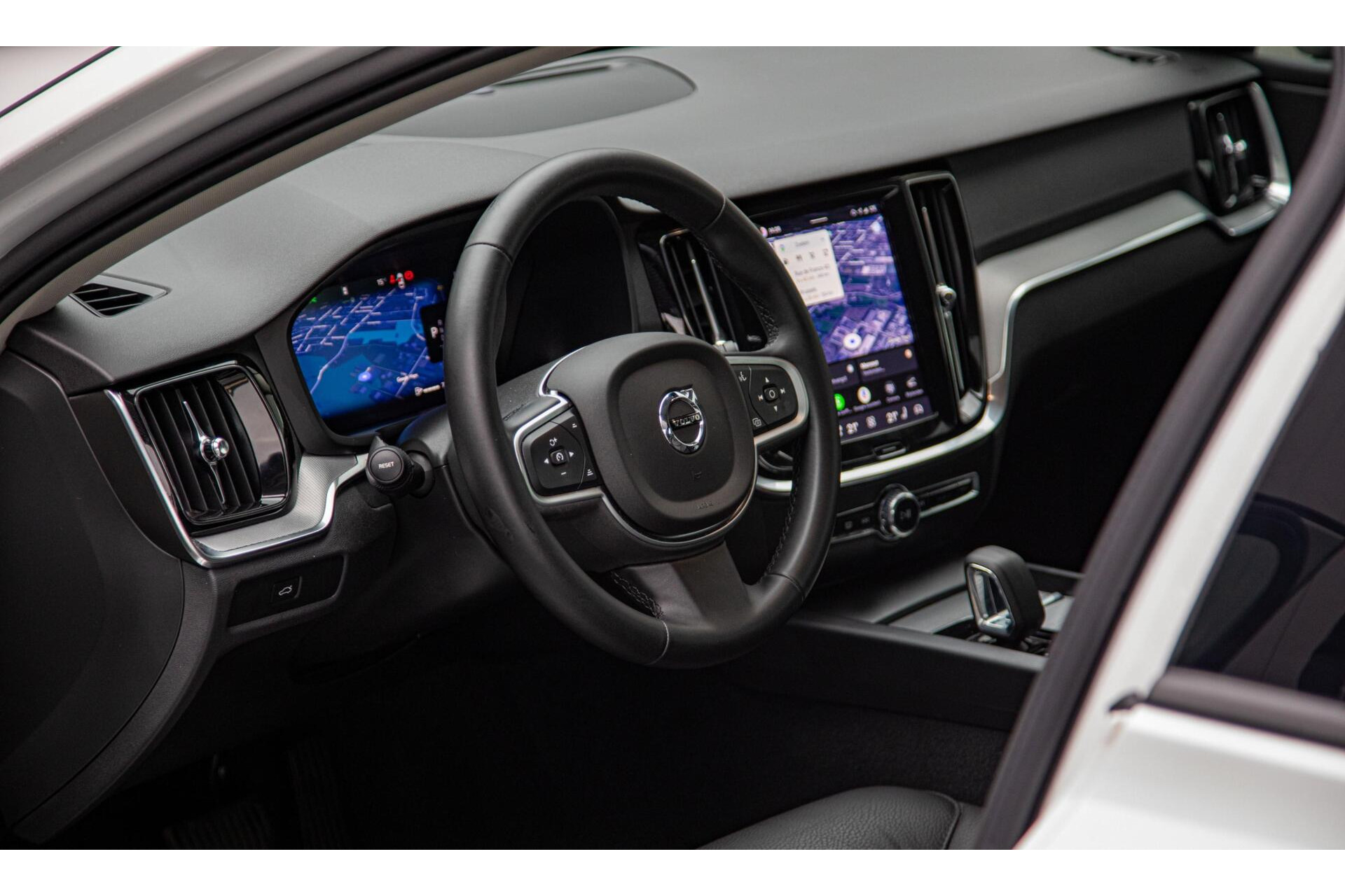Volvo V60 2.0 B4 Core MY2026|Leder|Stoelverwarming|Allseason