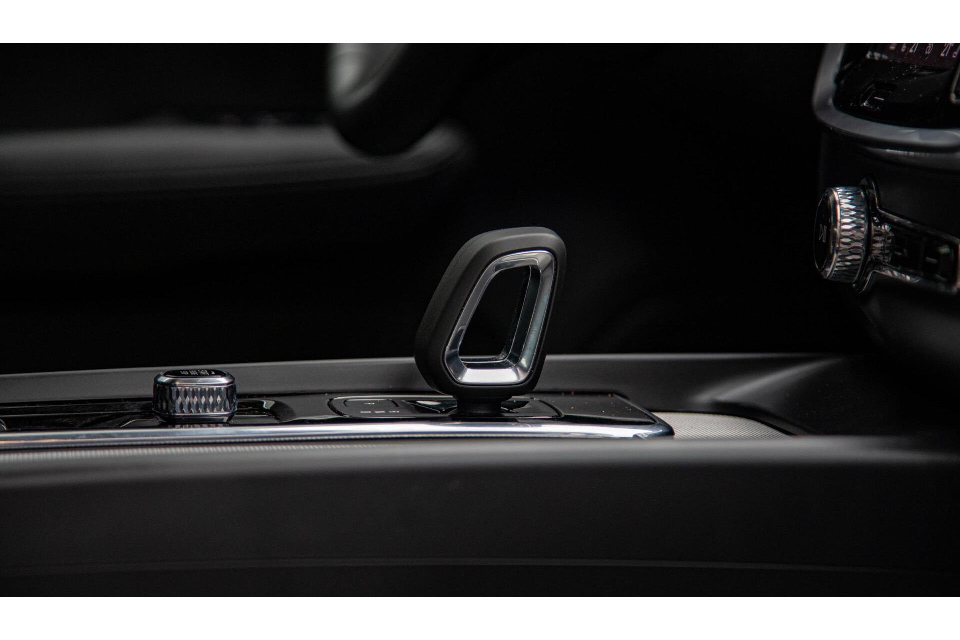 Volvo V60 2.0 B4 Core MY2026|Leder|Stoelverwarming|Allseason