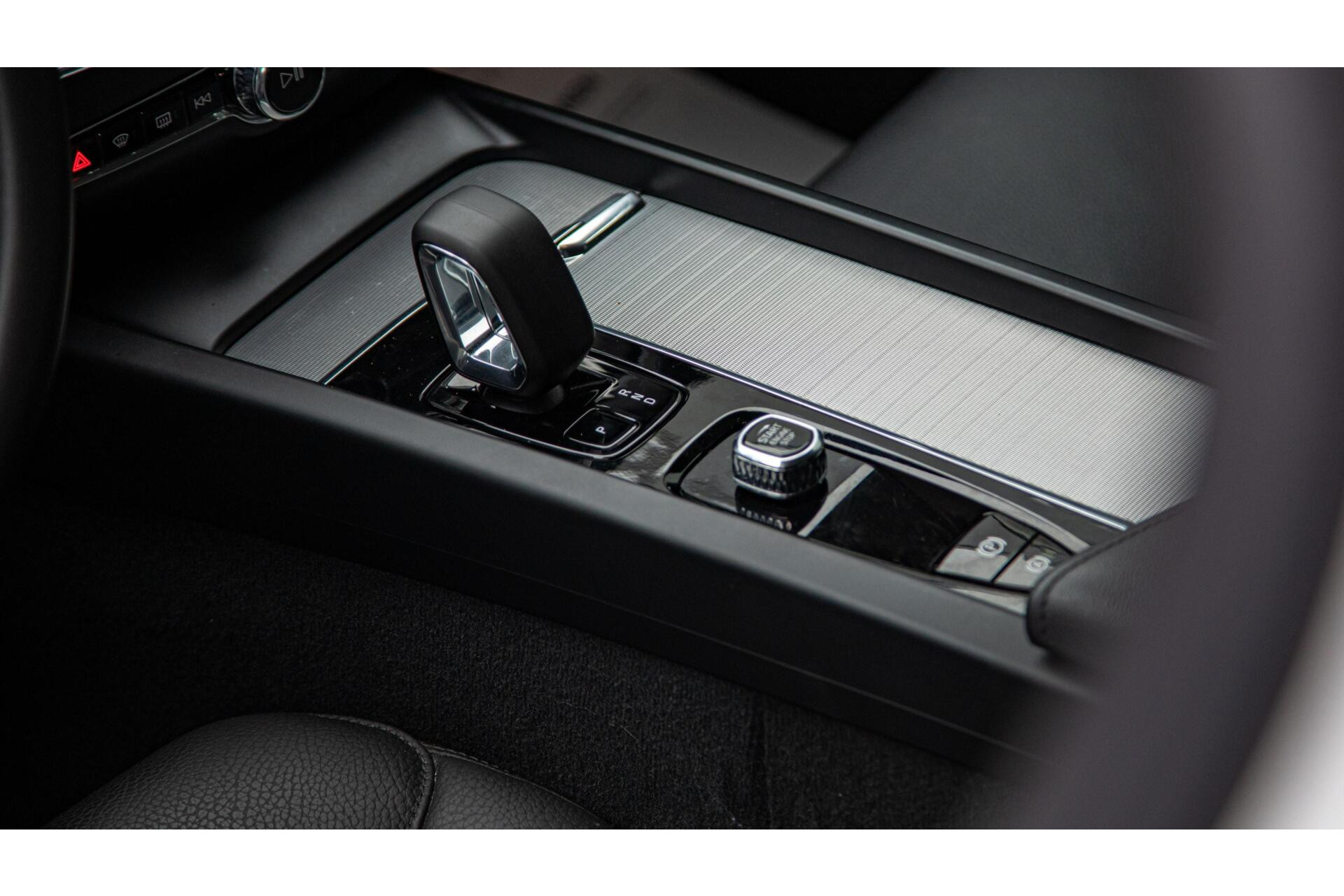 Volvo V60 2.0 B4 Core MY2026|Leder|Stoelverwarming|Allseason