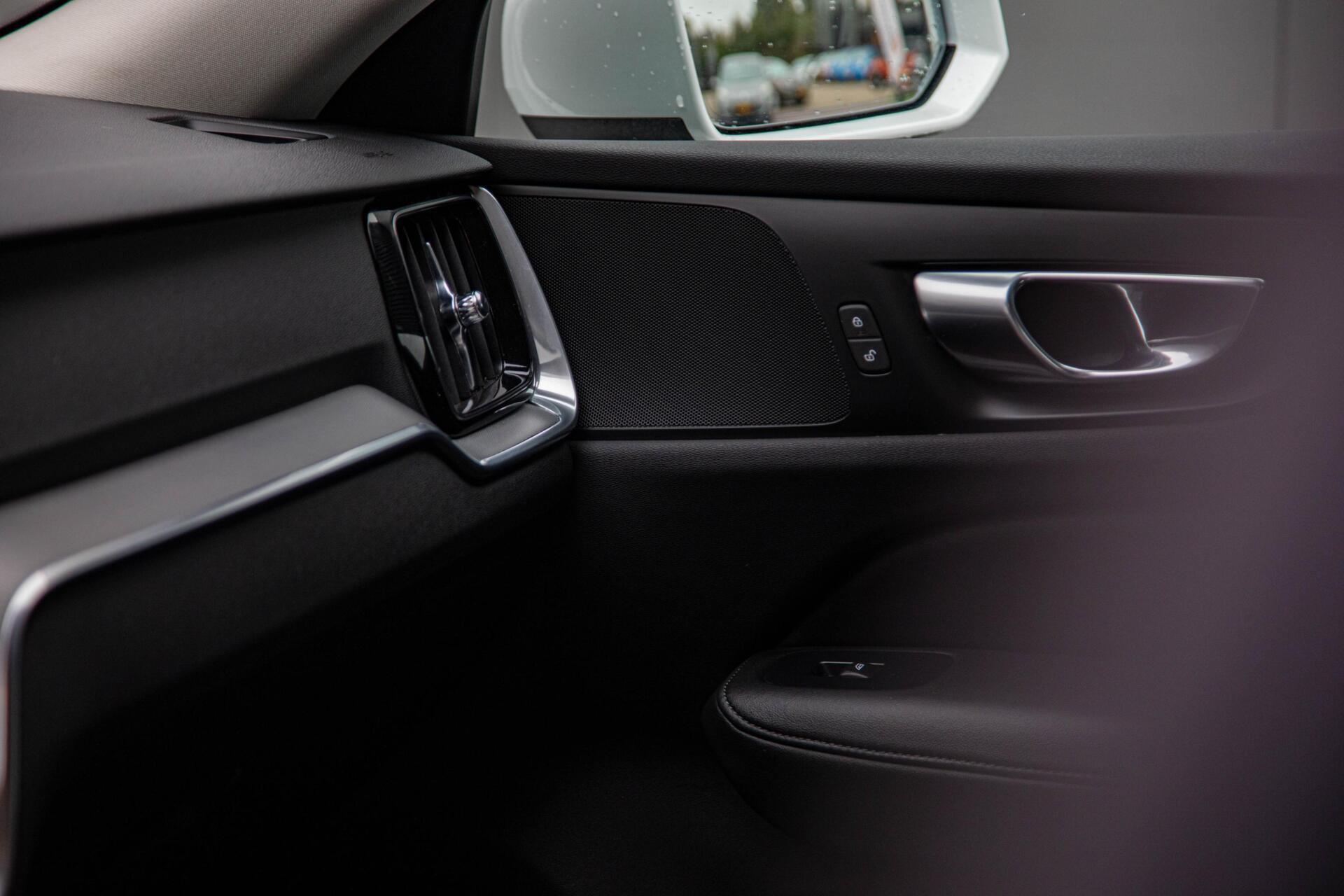Volvo V60 2.0 B4 Core MY2026|Leder|Stoelverwarming|Allseason