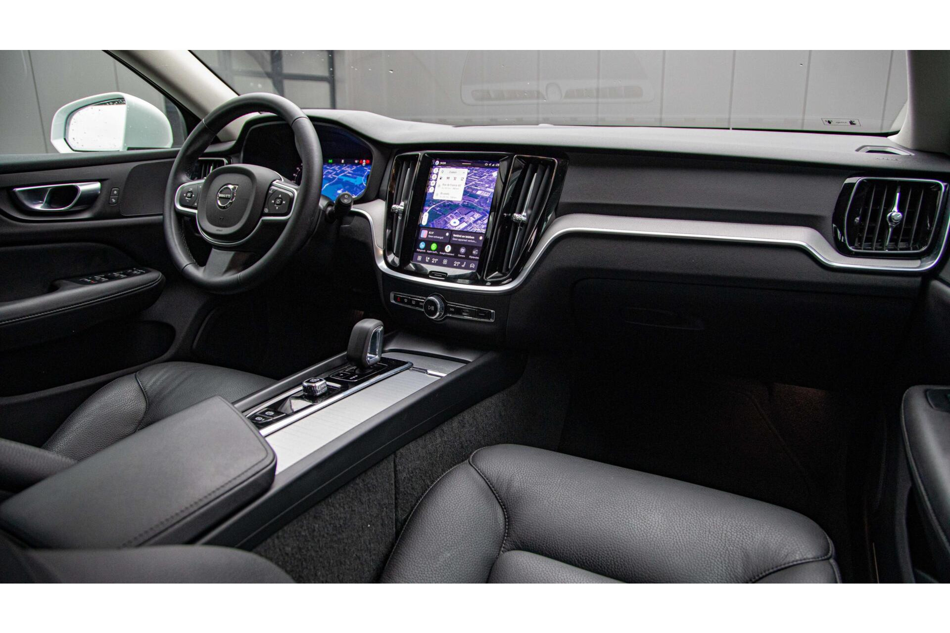 Volvo V60 2.0 B4 Core MY2026|Leder|Stoelverwarming|Allseason