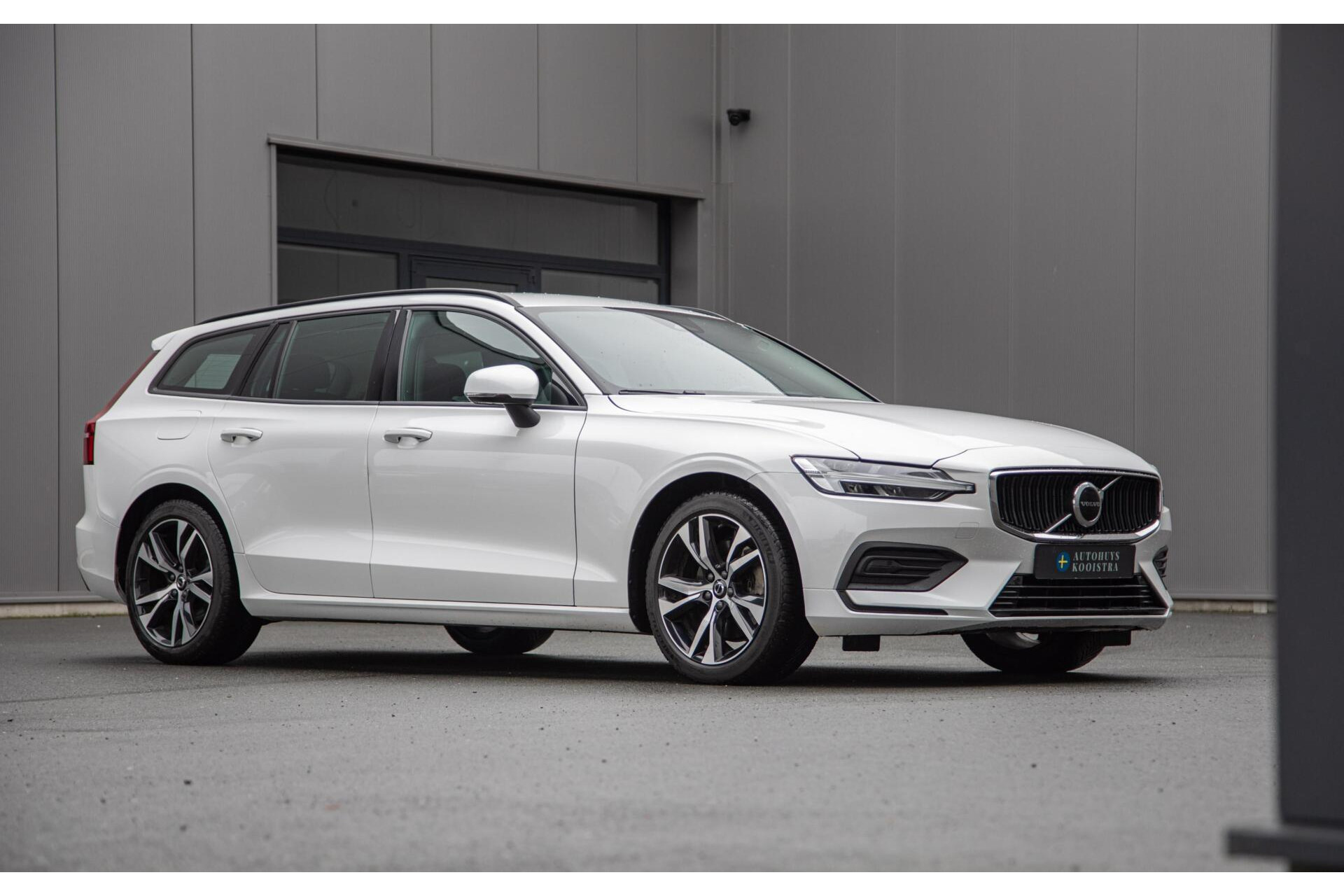 Volvo V60 2.0 B4 Core MY2026|Leder|Stoelverwarming|Allseason