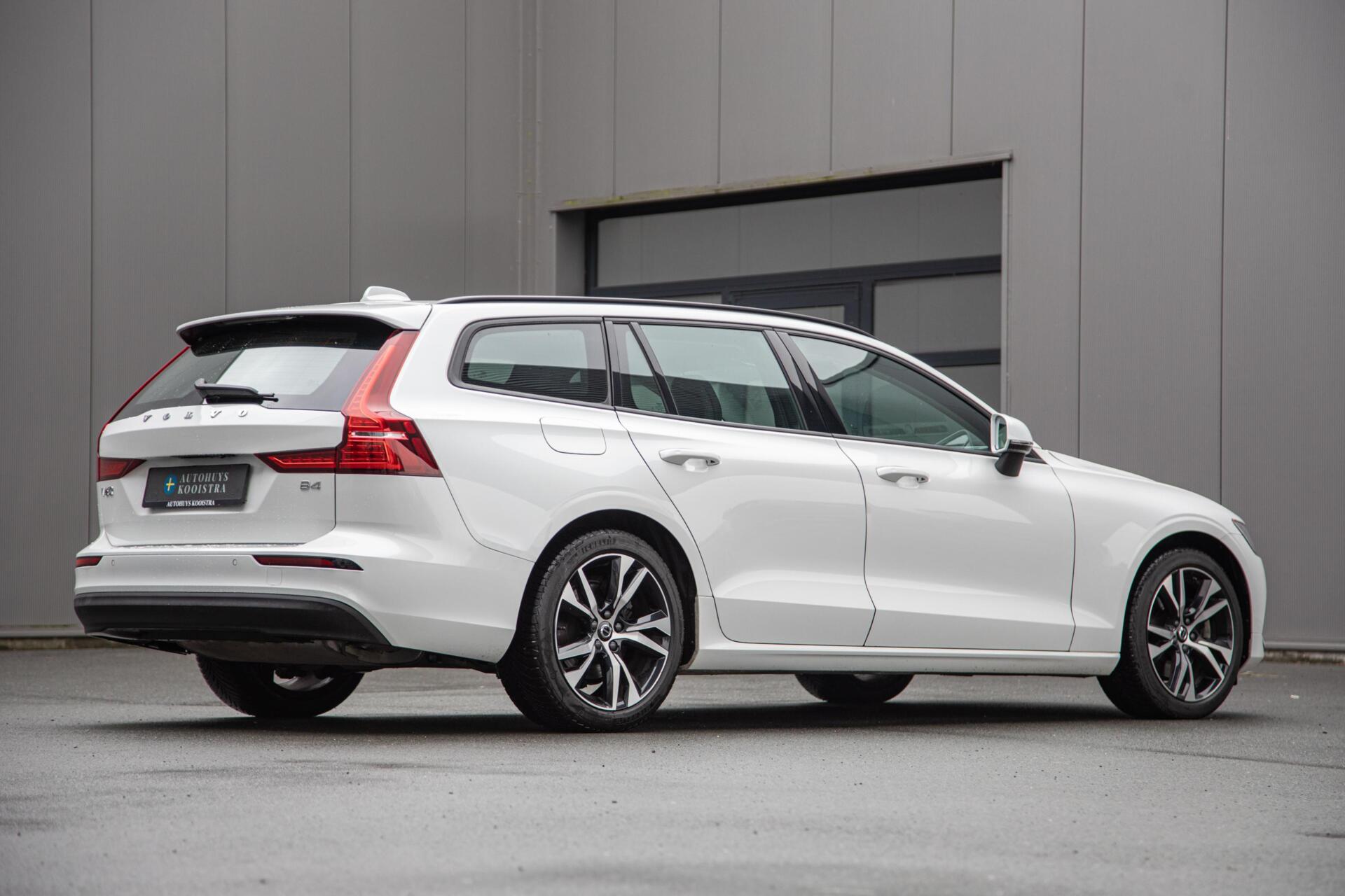 Volvo V60 2.0 B4 Core MY2026|Leder|Stoelverwarming|Allseason
