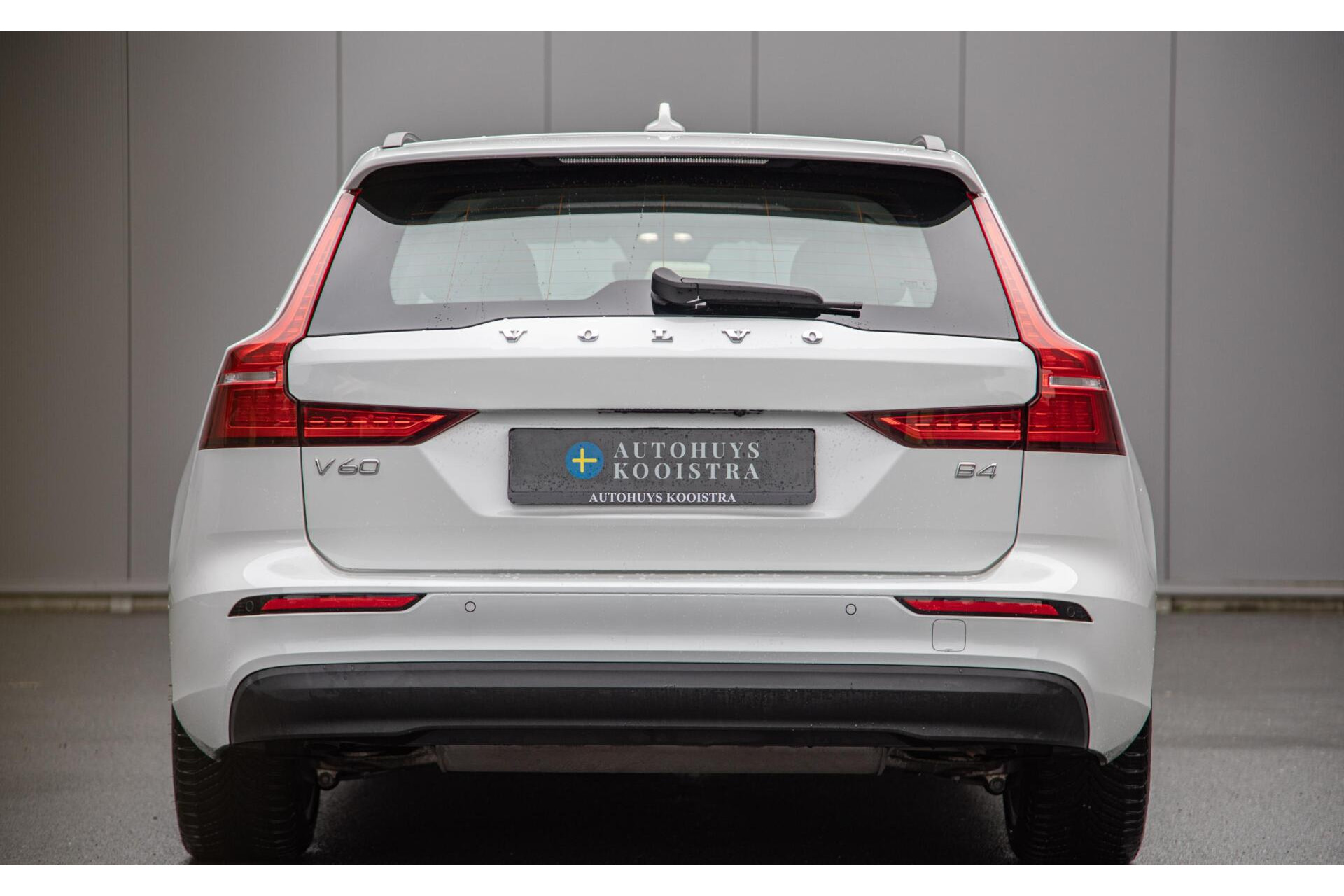 Volvo V60 2.0 B4 Core MY2026|Leder|Stoelverwarming|Allseason