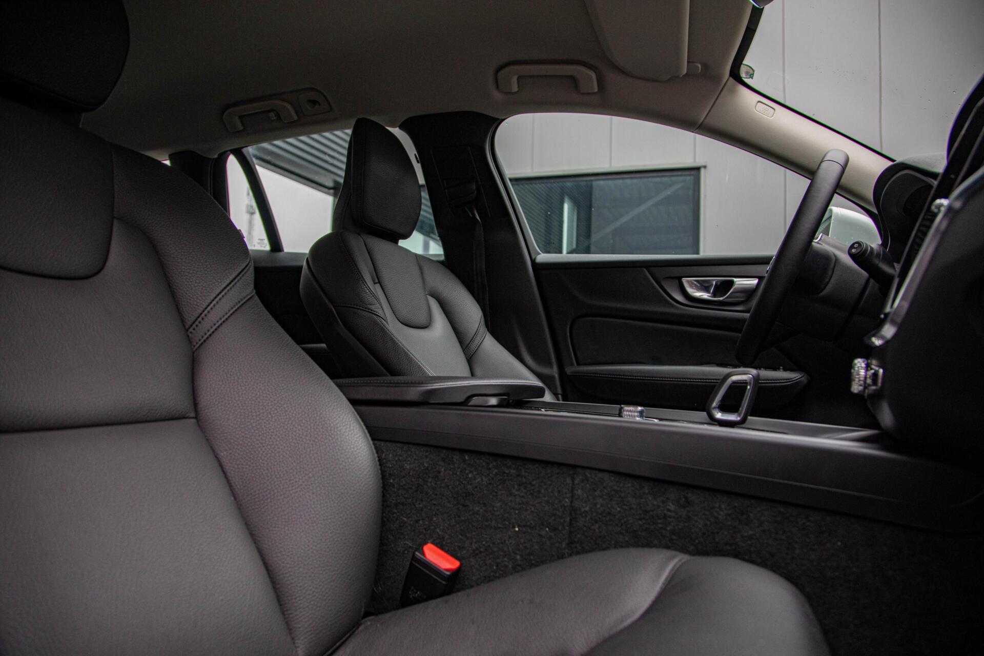 Volvo V60 2.0 B4 Core MY2026|Leder|Stoelverwarming|Allseason