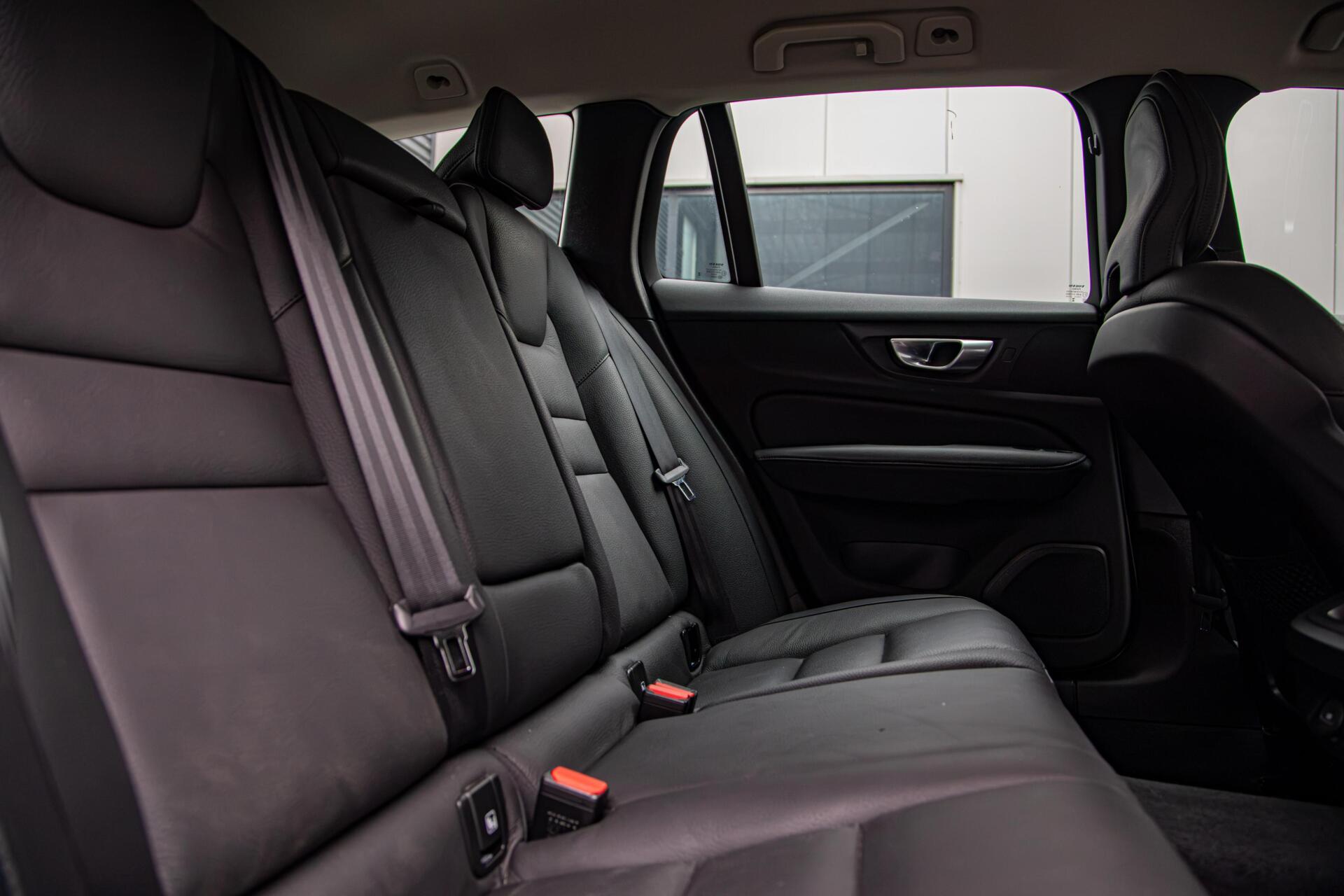 Volvo V60 2.0 B4 Core MY2026|Leder|Stoelverwarming|Allseason