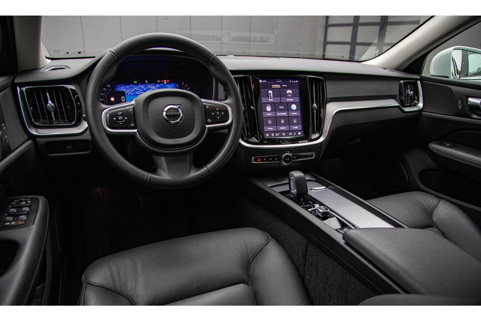 Volvo V60 2.0 B4 Core MY2026|Leder|Stoelverwarming|Allseason