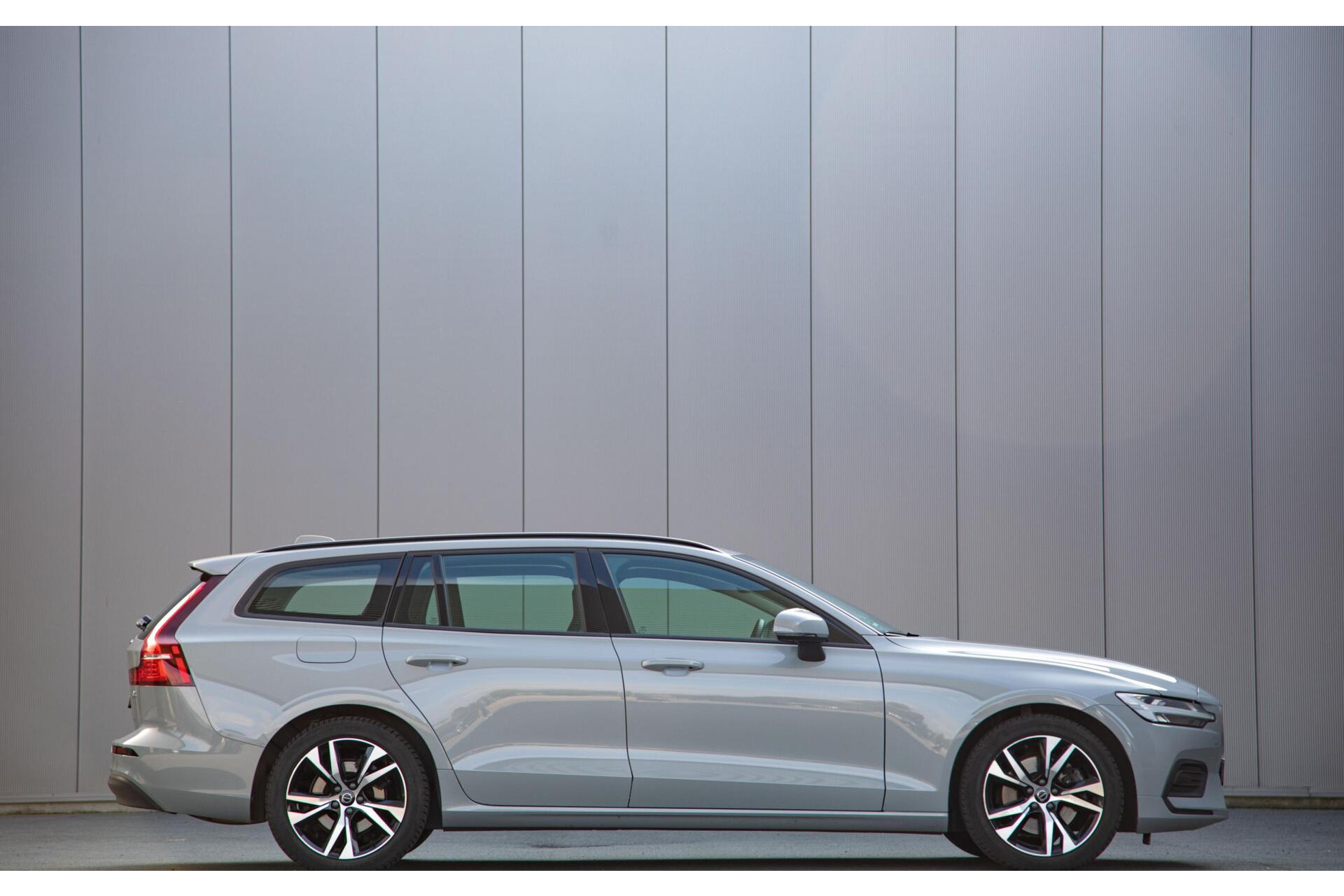 Volvo V60 - 2.0 B4 Core MY2026|Leder|Stoelverwarming|Allseason
