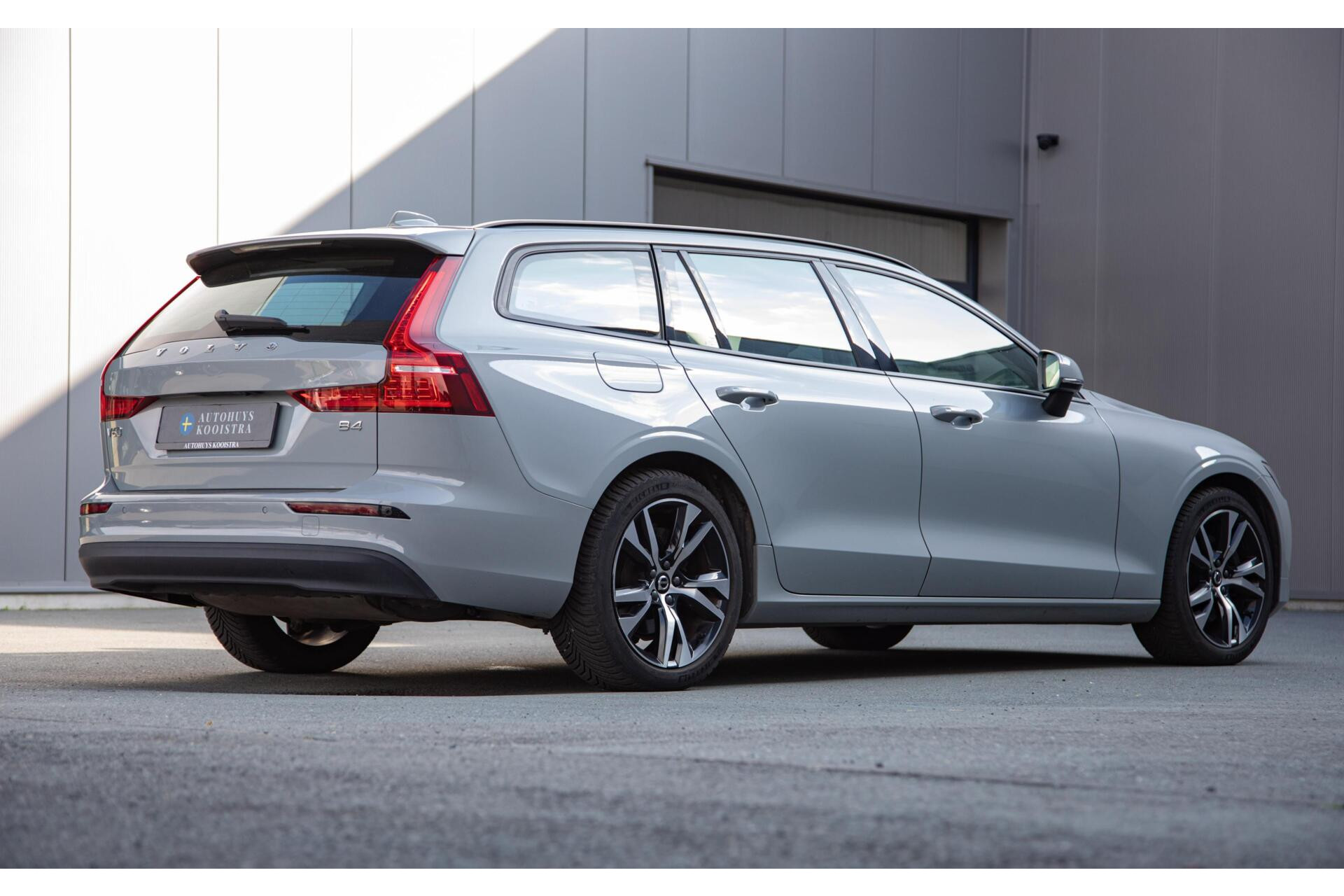 Volvo V60 2.0 B4 Core MY2026|Leder|Stoelverwarming|Allseason