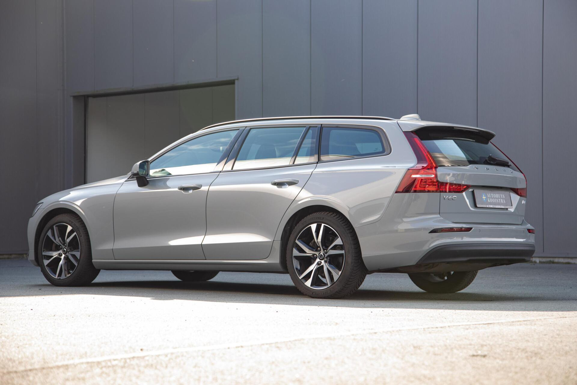 Volvo V60 2.0 B4 Core MY2026|Leder|Stoelverwarming|Allseason