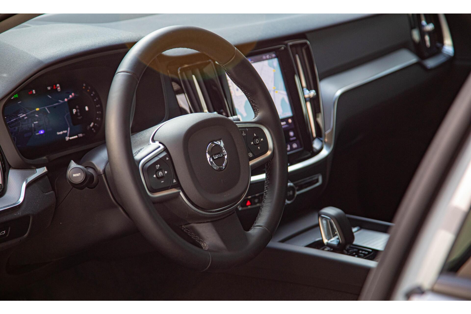 Volvo V60 2.0 B4 Core MY2026|Leder|Stoelverwarming|Allseason