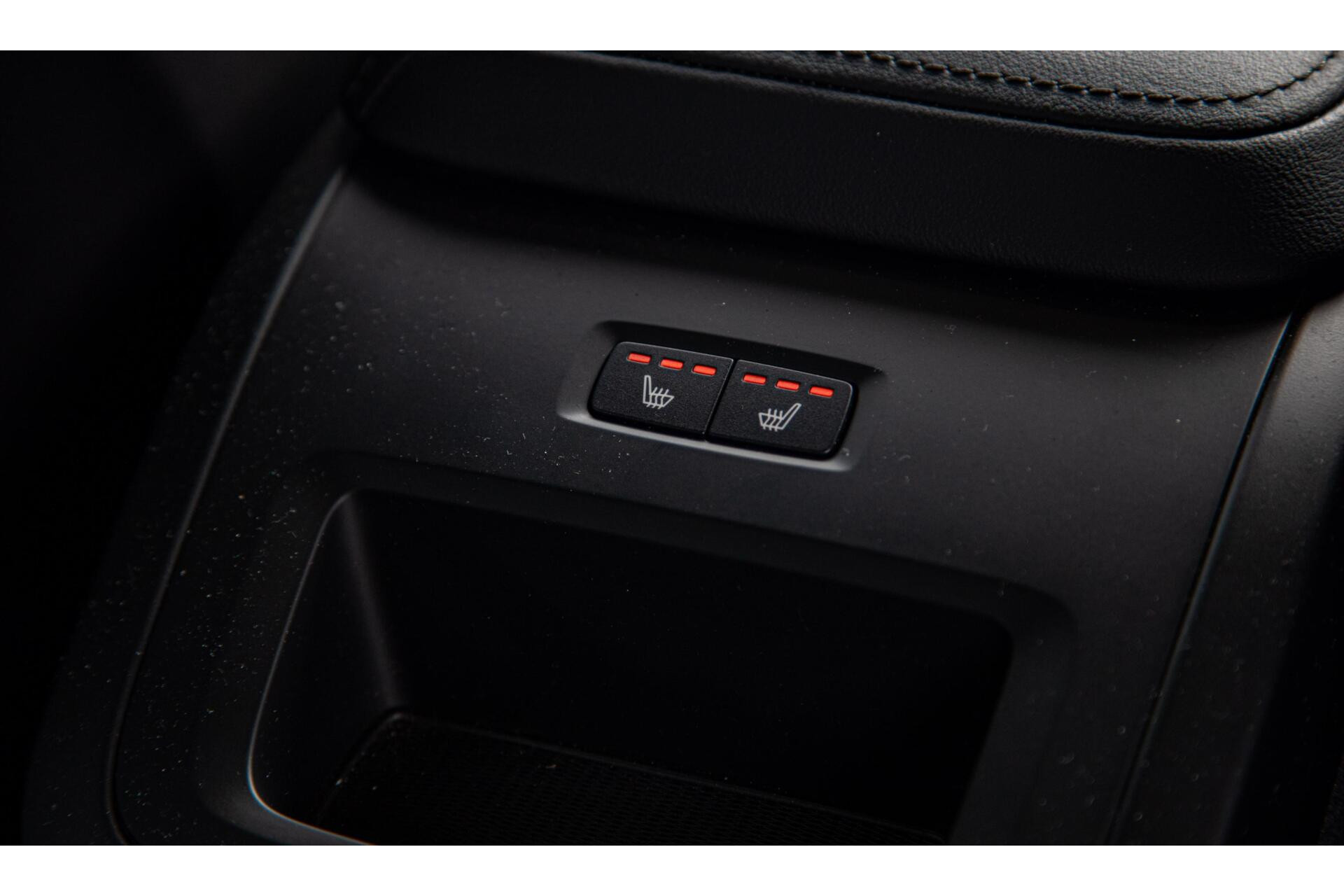 Volvo V60 2.0 B4 Core MY2026|Leder|Stoelverwarming|Allseason