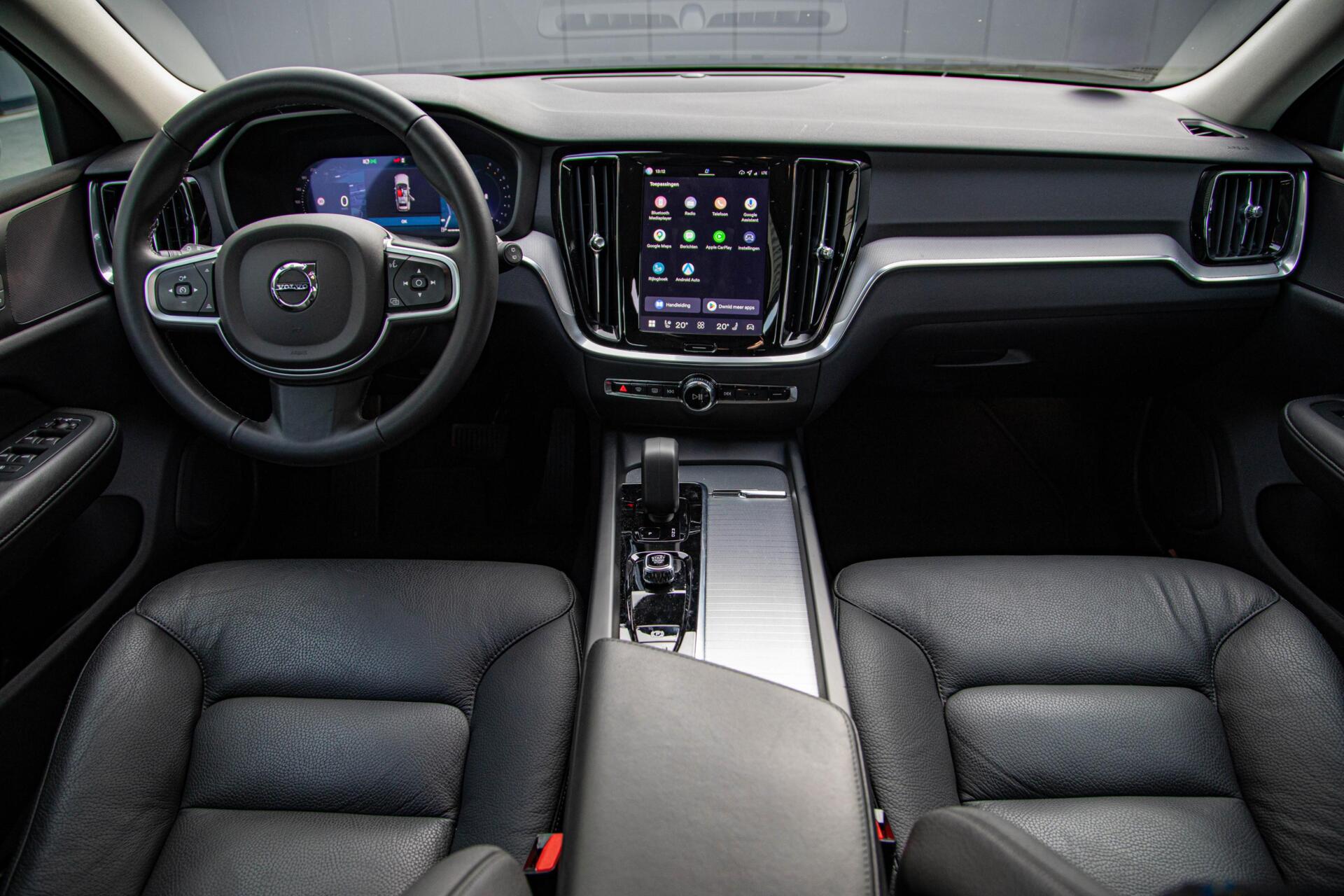Volvo V60 2.0 B4 Core MY2026|Leder|Stoelverwarming|Allseason