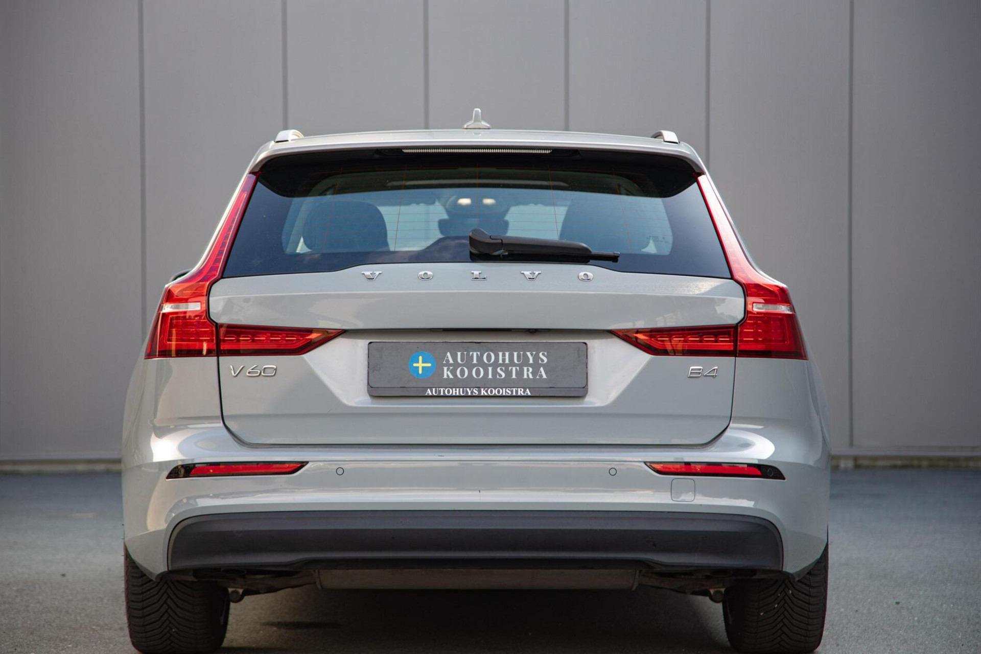 Volvo V60 2.0 B4 Core MY2026|Leder|Stoelverwarming|Allseason