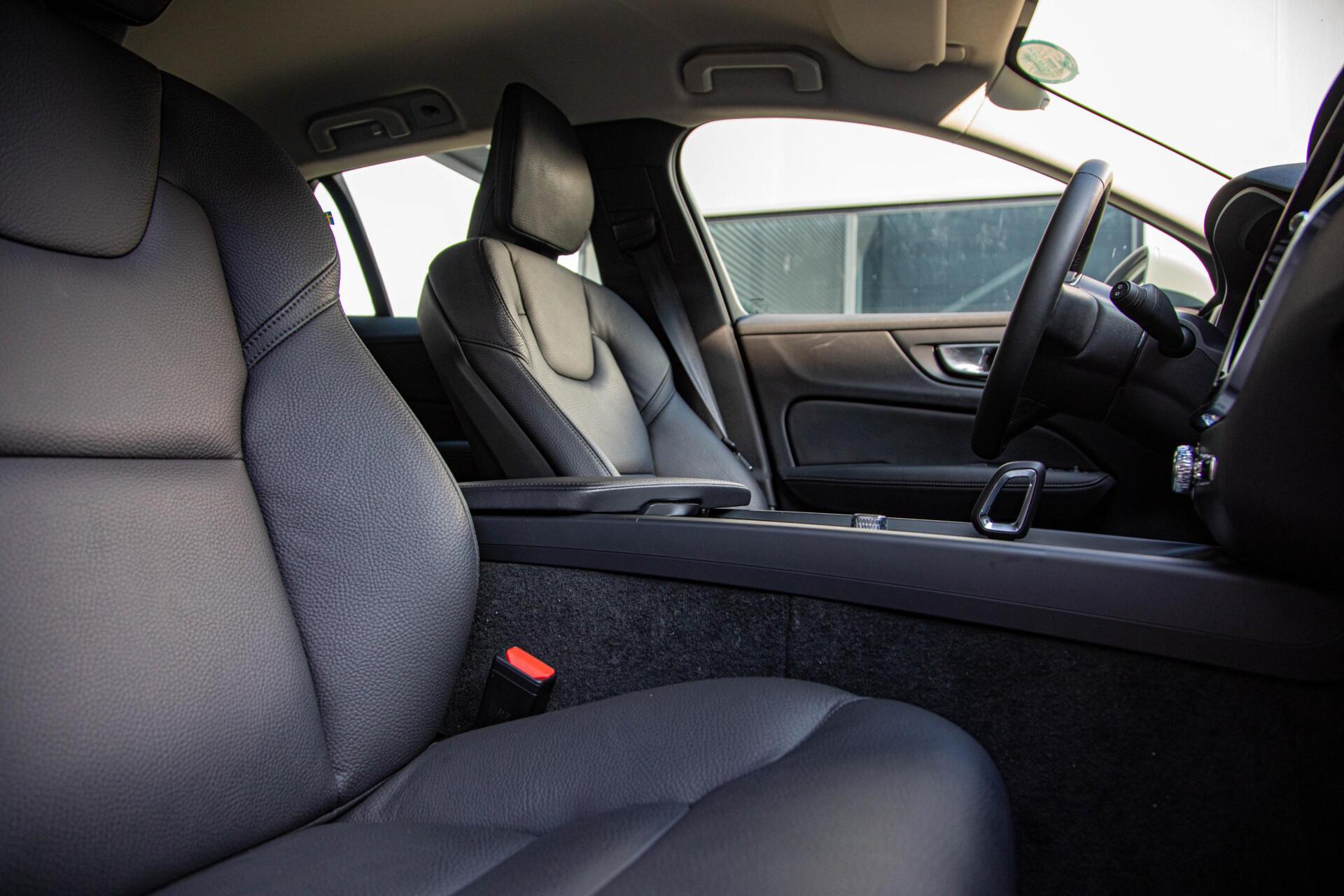 Volvo V60 2.0 B4 Core MY2026|Leder|Stoelverwarming|Allseason