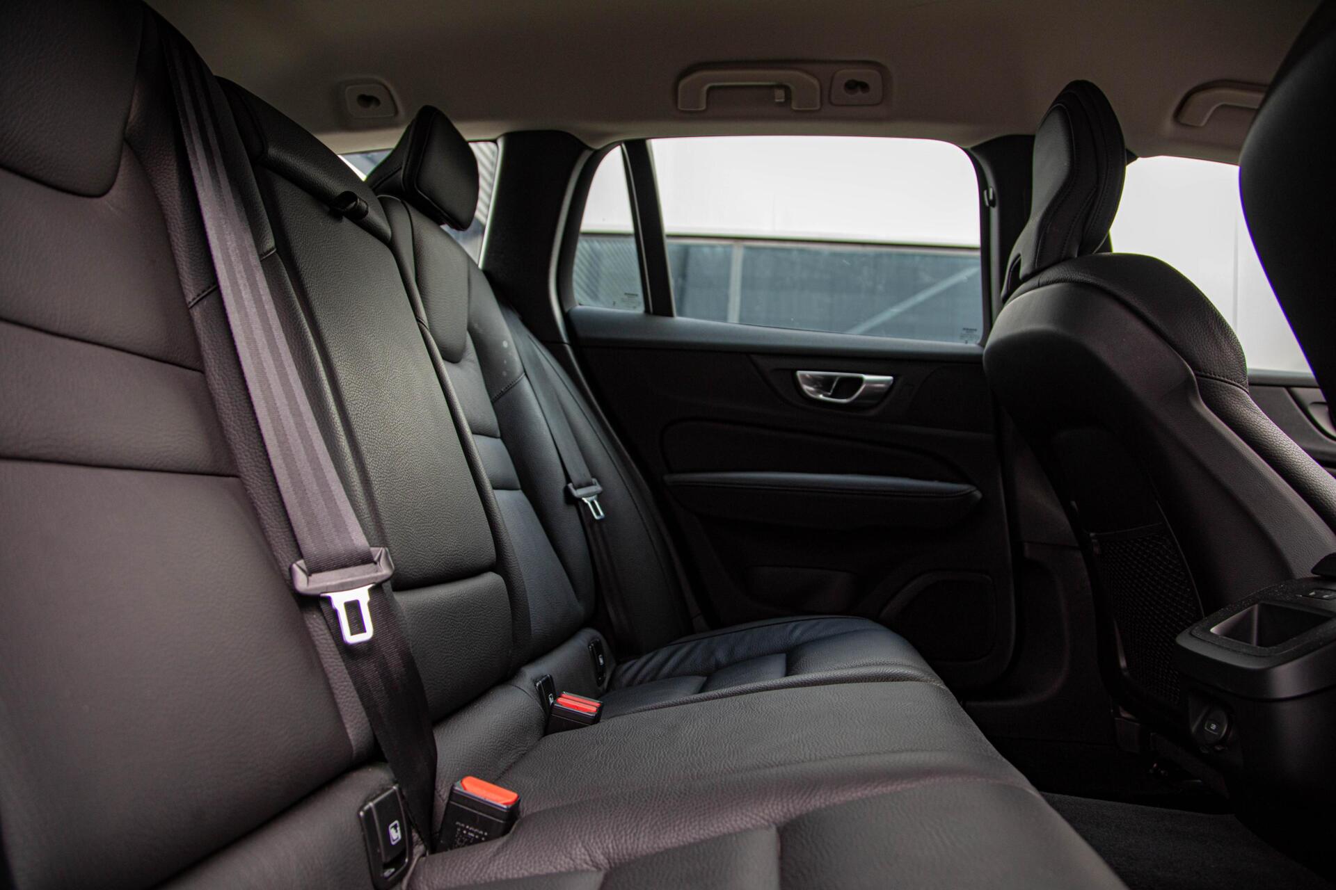 Volvo V60 2.0 B4 Core MY2026|Leder|Stoelverwarming|Allseason