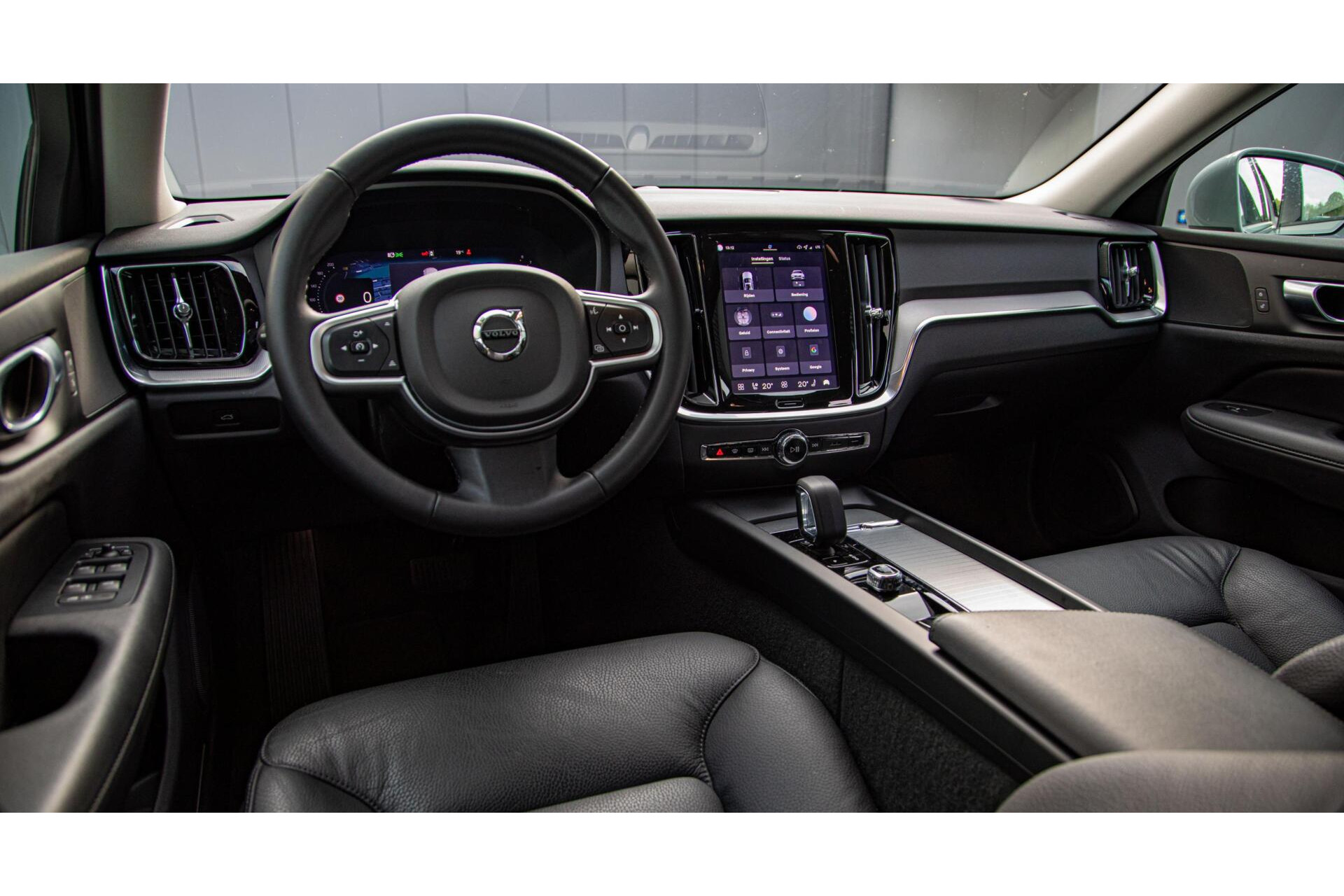 Volvo V60 2.0 B4 Core MY2026|Leder|Stoelverwarming|Allseason