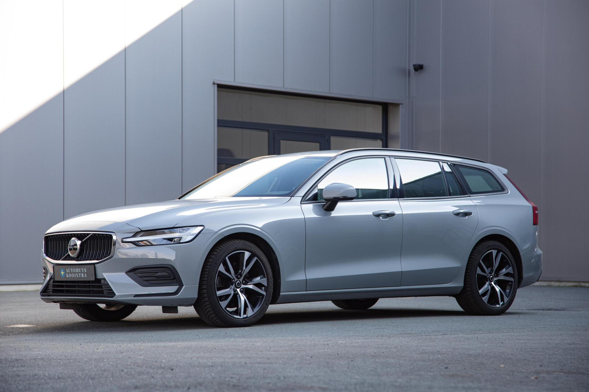 Volvo V60 2.0 B4 Core MY2026|Leder|Stoelverwarming|Allseason