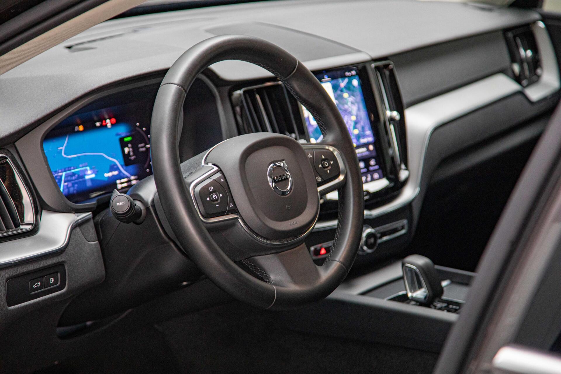 Volvo XC60 2.0 T6 Plug-in hybrid AWD Core Bright Pano|Trekhaak