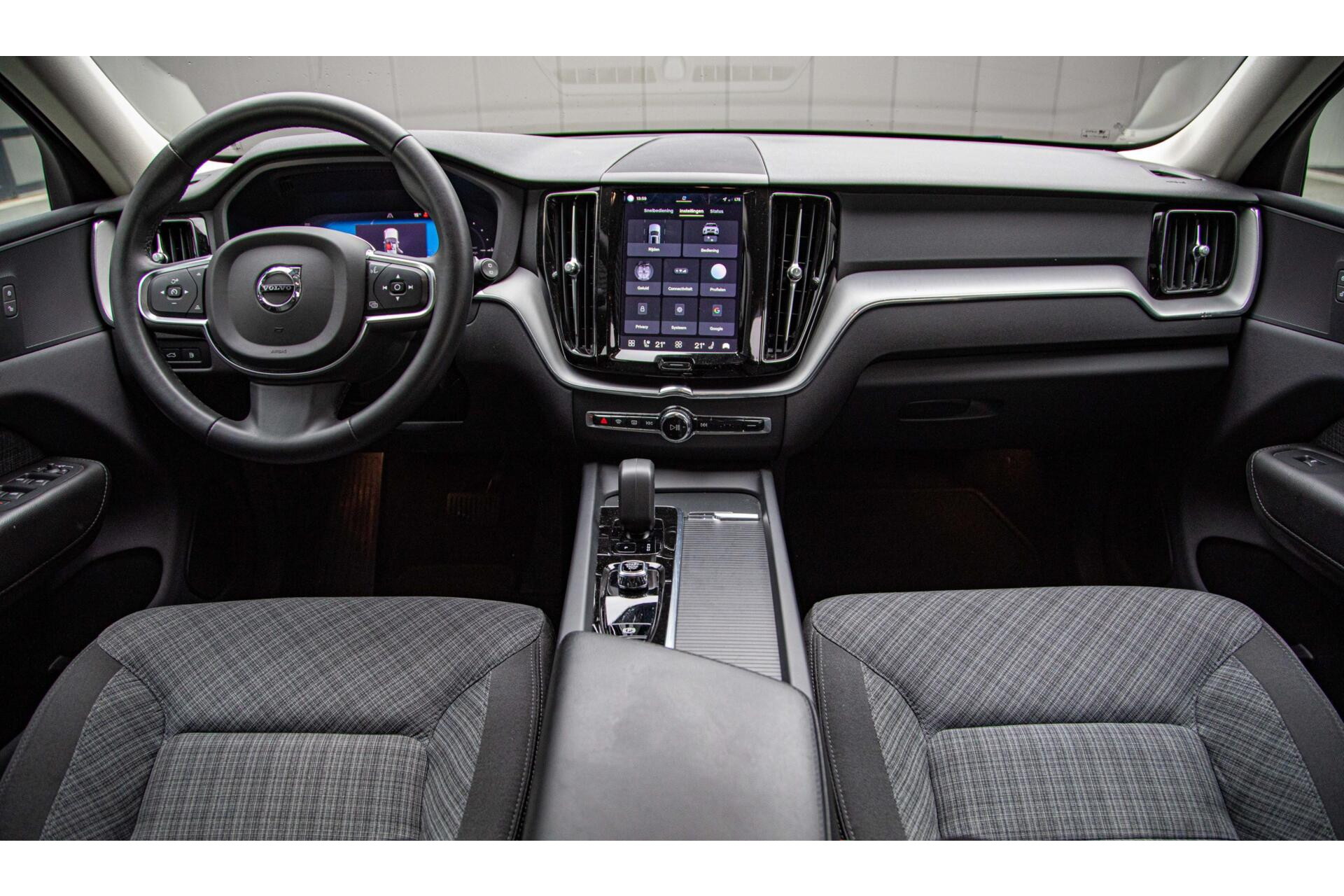 Volvo XC60 2.0 T6 Plug-in hybrid AWD Core Bright Pano|Trekhaak