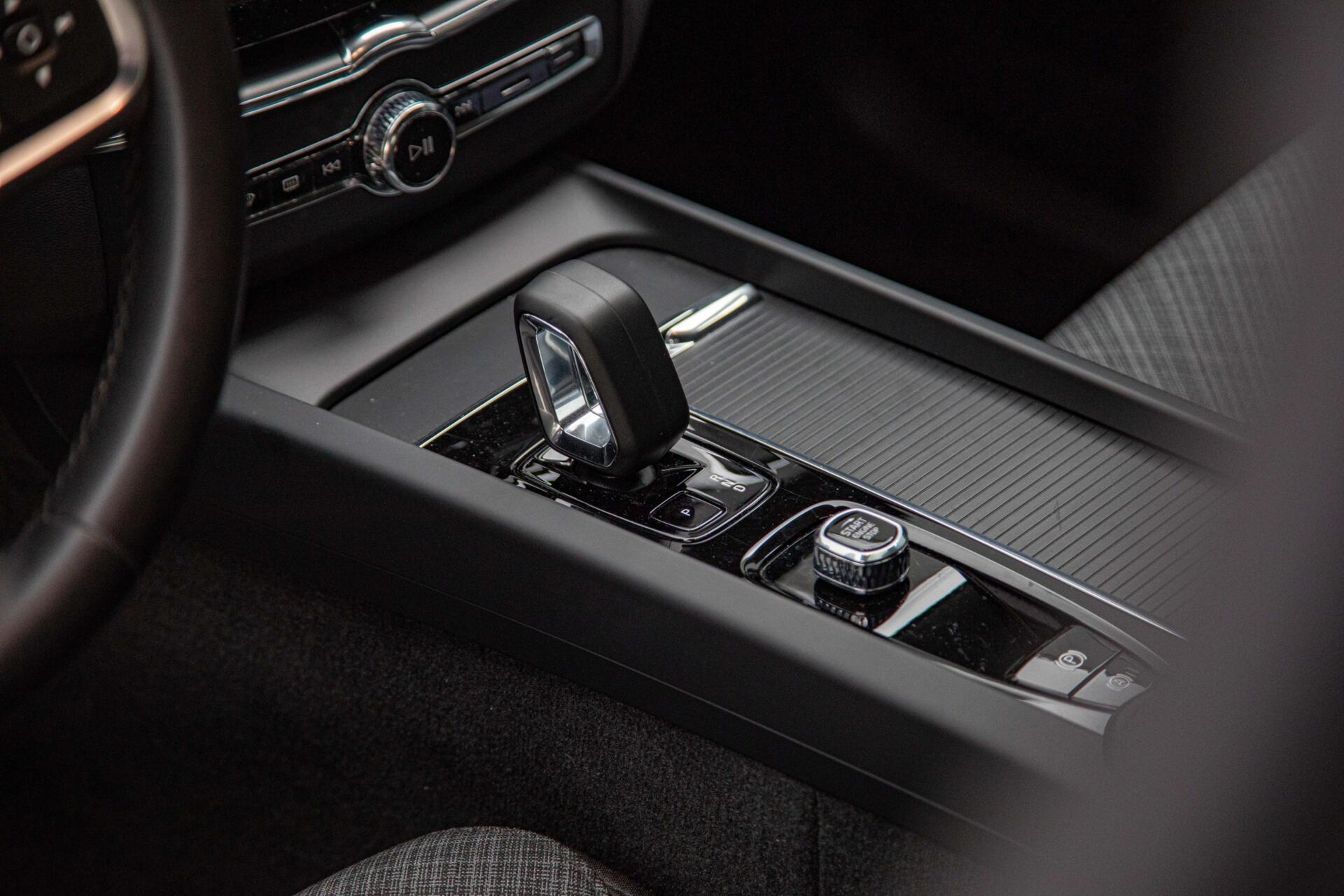 Volvo XC60 2.0 T6 Plug-in hybrid AWD Core Bright Pano|Trekhaak