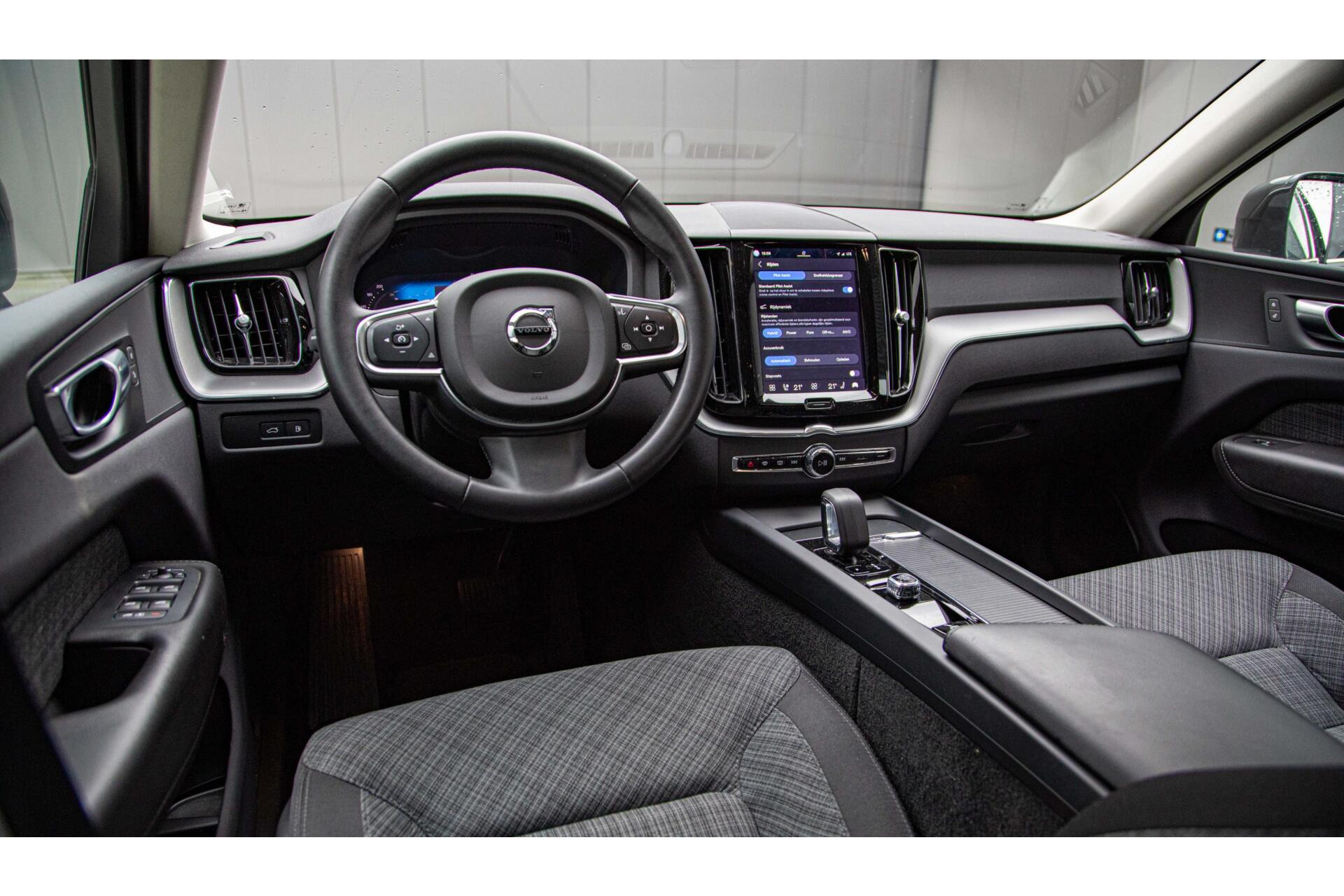 Volvo XC60 2.0 T6 Plug-in hybrid AWD Core Bright Pano|Trekhaak