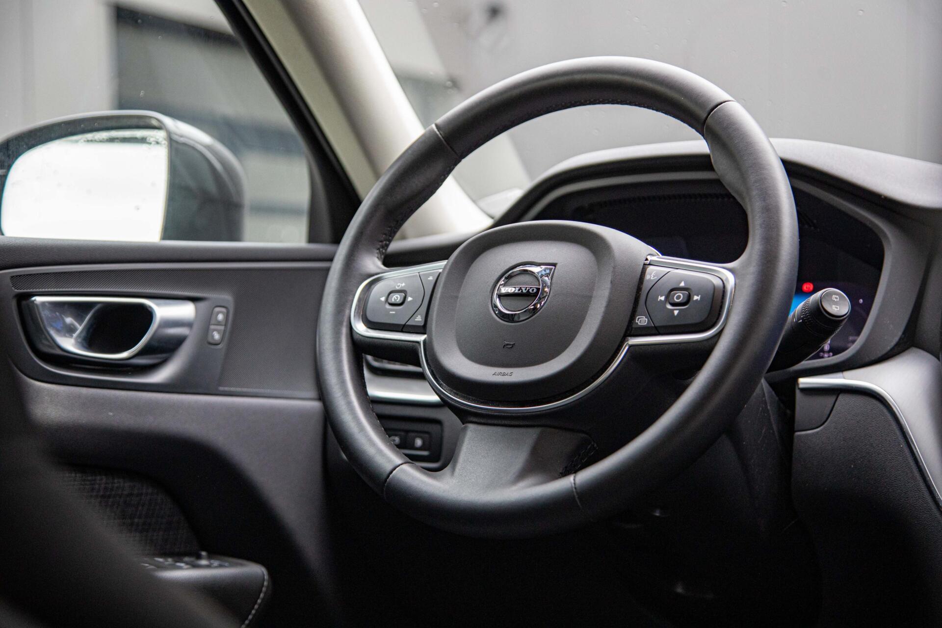 Volvo XC60 2.0 T6 Plug-in hybrid AWD Core Bright Pano|Trekhaak