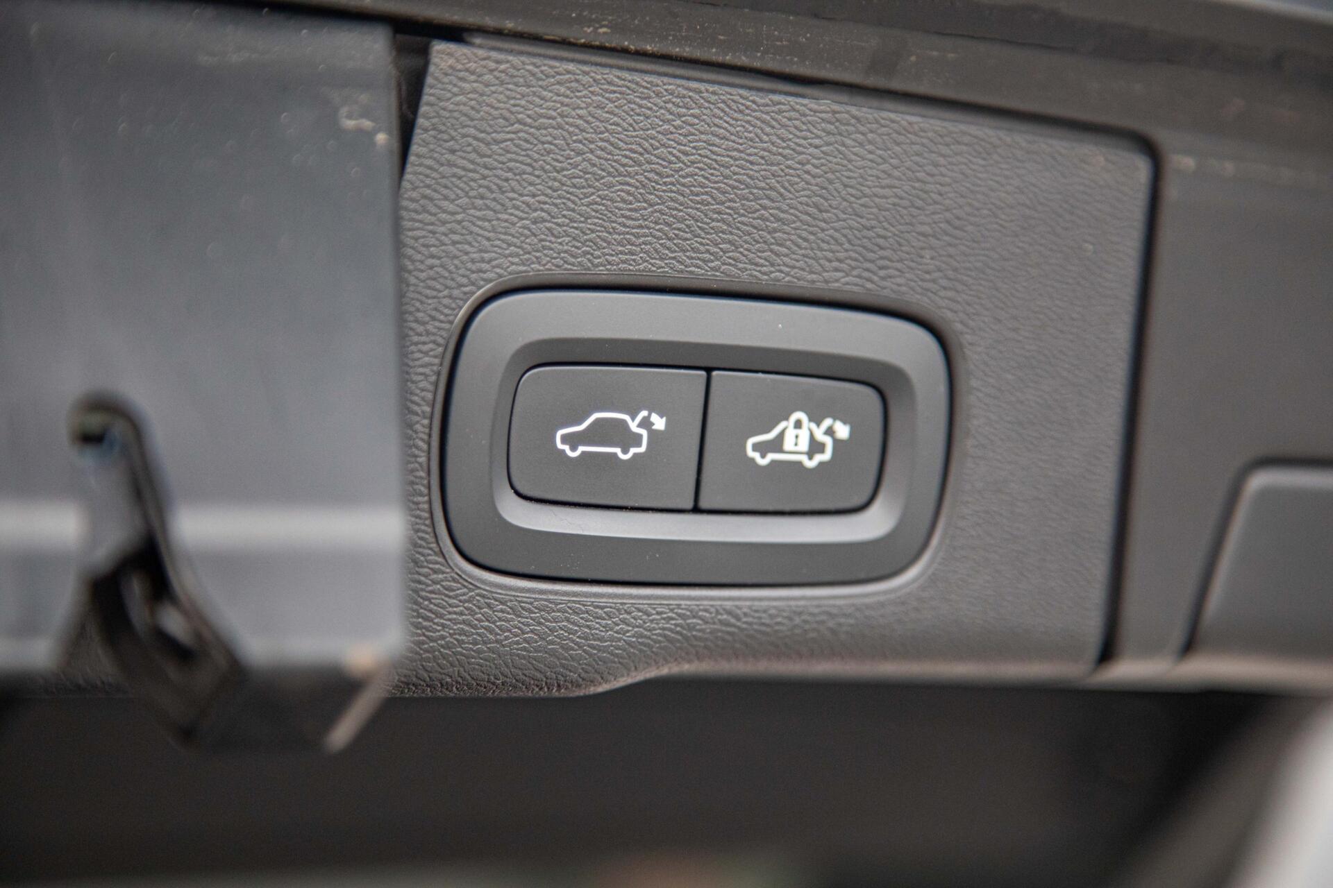 Volvo XC60 2.0 T6 Plug-in hybrid AWD Core Bright Pano|Trekhaak
